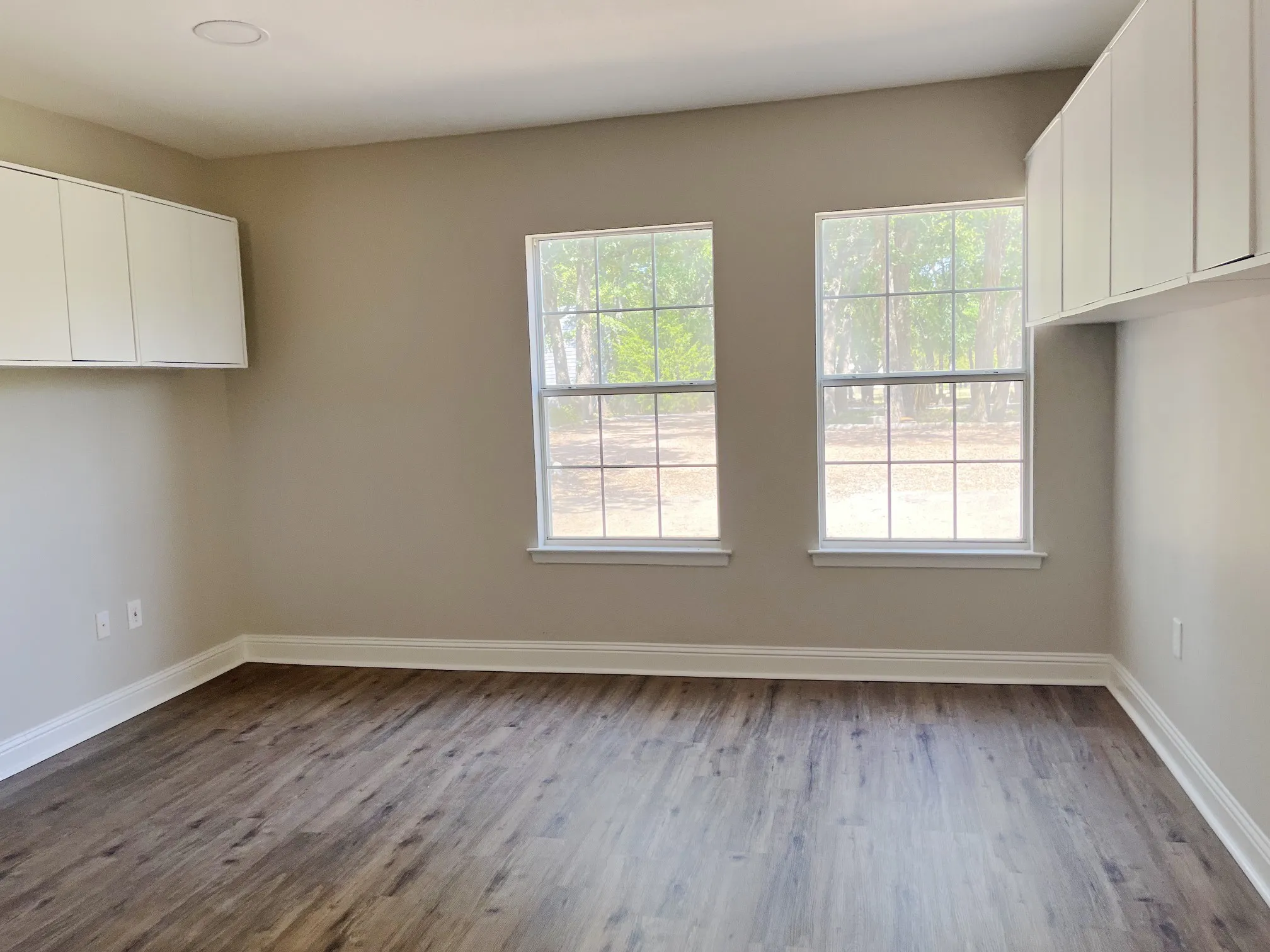 Single Family Residence For Sale in Denton County , 1621 Holly Place, Flower Mound, Texas 75022, 4 Bedroom, 2 Bathroom, Garage spaces, 2,634 Sqft, built in 1975, mls#21389838, Real Estate Agent in Flower Mound, Homes For Sale in Denton county, Homes For Sale in Flower Mound, Realtor in Flower Mound Texas, Real Estate Brokerage Independent Realty Texas, Luminita Cordes Realtor