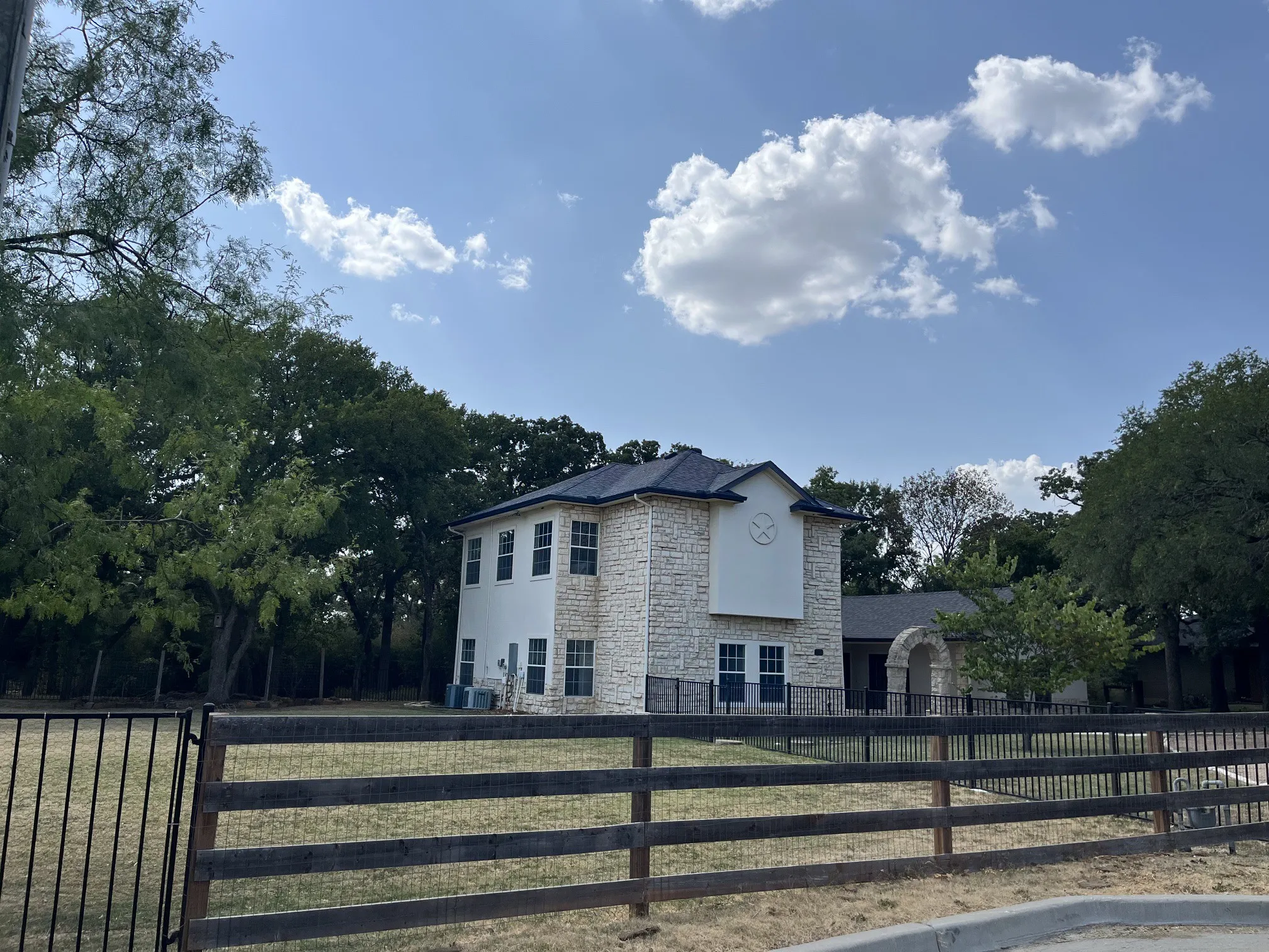 Single Family Residence For Sale in Denton County , 1621 Holly Place, Flower Mound, Texas 75022, 4 Bedroom, 2 Bathroom, Garage spaces, 2,634 Sqft, built in 1975, mls#21389838, Real Estate Agent in Flower Mound, Homes For Sale in Denton county, Homes For Sale in Flower Mound, Realtor in Flower Mound Texas, Real Estate Brokerage Independent Realty Texas, Luminita Cordes Realtor