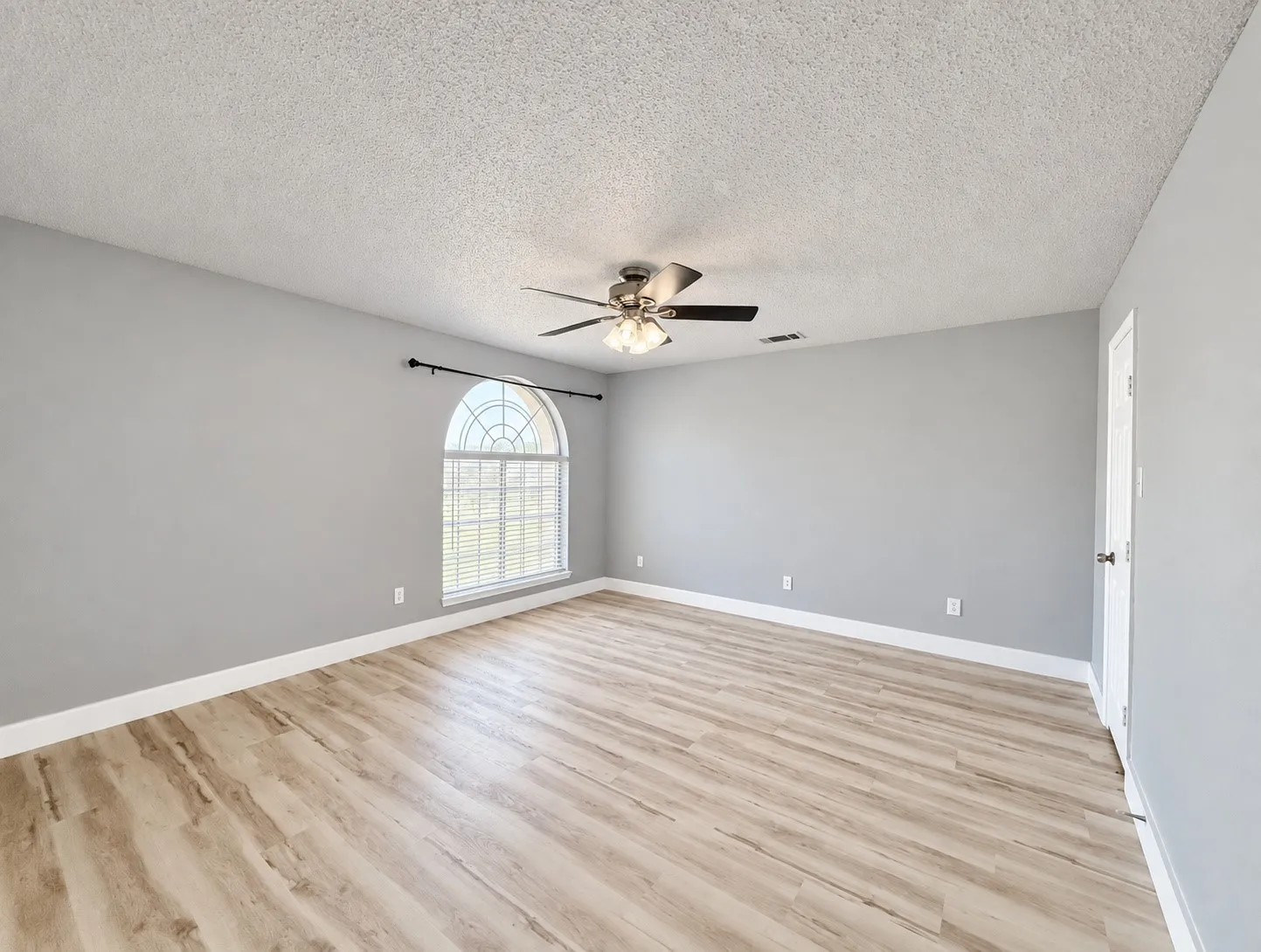 Single Family Residence For Rent in Tarrant County , 5709 Parkwood Trail, Haltom City, Texas 76137, 4 Bedroom, 3 Bathroom, 2 Garage spaces, 3,120 Sqft, built in 2001, mls#21388442, Real Estate Agent in Haltom City, Homes For Rent in Tarrant county, Homes For Rent in Haltom City, Realtor in Haltom City Texas, Real Estate Brokerage Independent Realty Texas, Luminita Cordes Realtor
