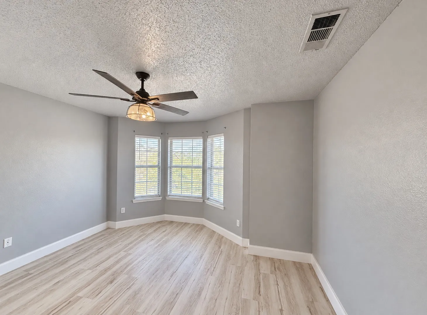Single Family Residence For Rent in Tarrant County , 5709 Parkwood Trail, Haltom City, Texas 76137, 4 Bedroom, 3 Bathroom, 2 Garage spaces, 3,120 Sqft, built in 2001, mls#21388442, Real Estate Agent in Haltom City, Homes For Rent in Tarrant county, Homes For Rent in Haltom City, Realtor in Haltom City Texas, Real Estate Brokerage Independent Realty Texas, Luminita Cordes Realtor