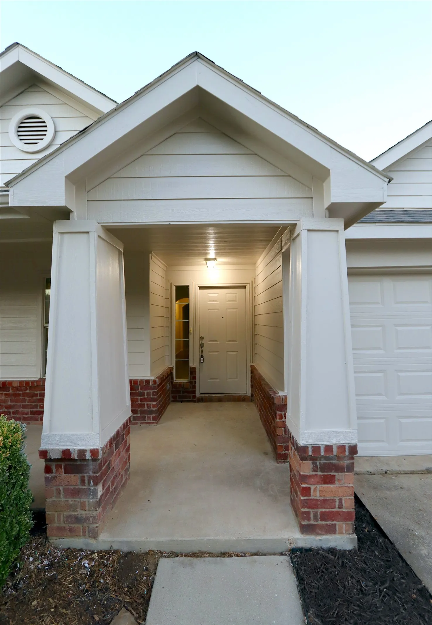 Single Family Residence For Sale in Denton County , 1000 Warbler Lane, Aubrey, Texas 76227, 4 Bedroom, 2 Bathroom, 2 Garage spaces, 2,060 Sqft, built in 2003, mls#21390435, Real Estate Agent in Aubrey, Homes For Sale in Denton county, Homes For Sale in Aubrey, Realtor in Aubrey Texas, Real Estate Brokerage Independent Realty Texas, Luminita Cordes Realtor