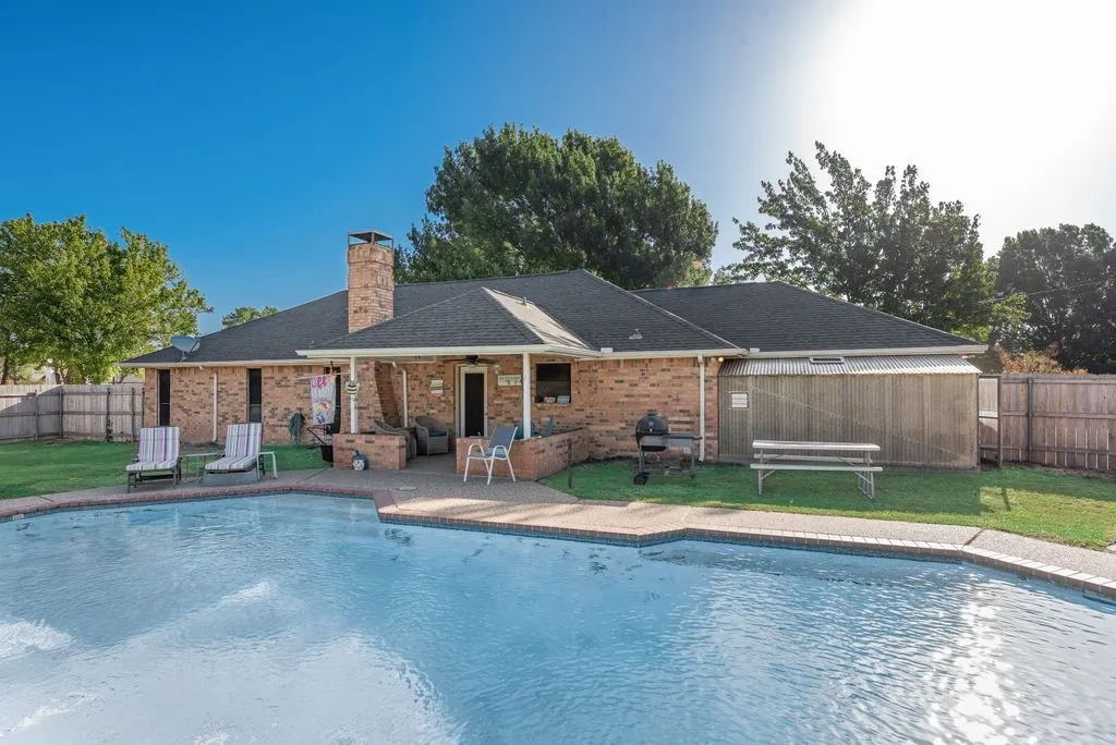 Single Family Residence For Sale in Ellis County , 134 Deborde Circle, Red Oak, Texas 75154, 3 Bedroom, 2 Bathroom, 2 Garage spaces, 1,508 Sqft, built in 1987, mls#21389174, Real Estate Agent in Red Oak, Homes For Sale in Ellis county, Homes For Sale in Red Oak, Realtor in Red Oak Texas, Real Estate Brokerage Independent Realty Texas, Luminita Cordes Realtor