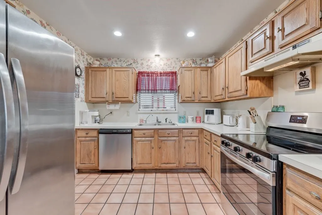 Single Family Residence For Sale in Ellis County , 134 Deborde Circle, Red Oak, Texas 75154, 3 Bedroom, 2 Bathroom, 2 Garage spaces, 1,508 Sqft, built in 1987, mls#21389174, Real Estate Agent in Red Oak, Homes For Sale in Ellis county, Homes For Sale in Red Oak, Realtor in Red Oak Texas, Real Estate Brokerage Independent Realty Texas, Luminita Cordes Realtor
