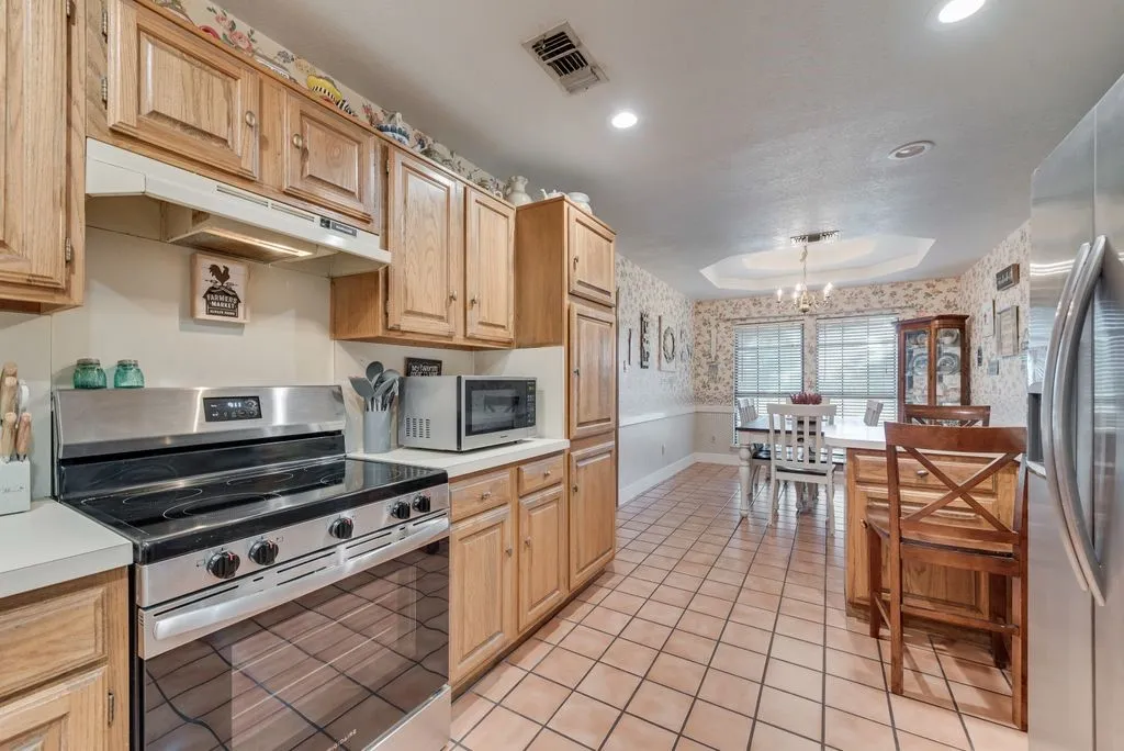 Single Family Residence For Sale in Ellis County , 134 Deborde Circle, Red Oak, Texas 75154, 3 Bedroom, 2 Bathroom, 2 Garage spaces, 1,508 Sqft, built in 1987, mls#21389174, Real Estate Agent in Red Oak, Homes For Sale in Ellis county, Homes For Sale in Red Oak, Realtor in Red Oak Texas, Real Estate Brokerage Independent Realty Texas, Luminita Cordes Realtor