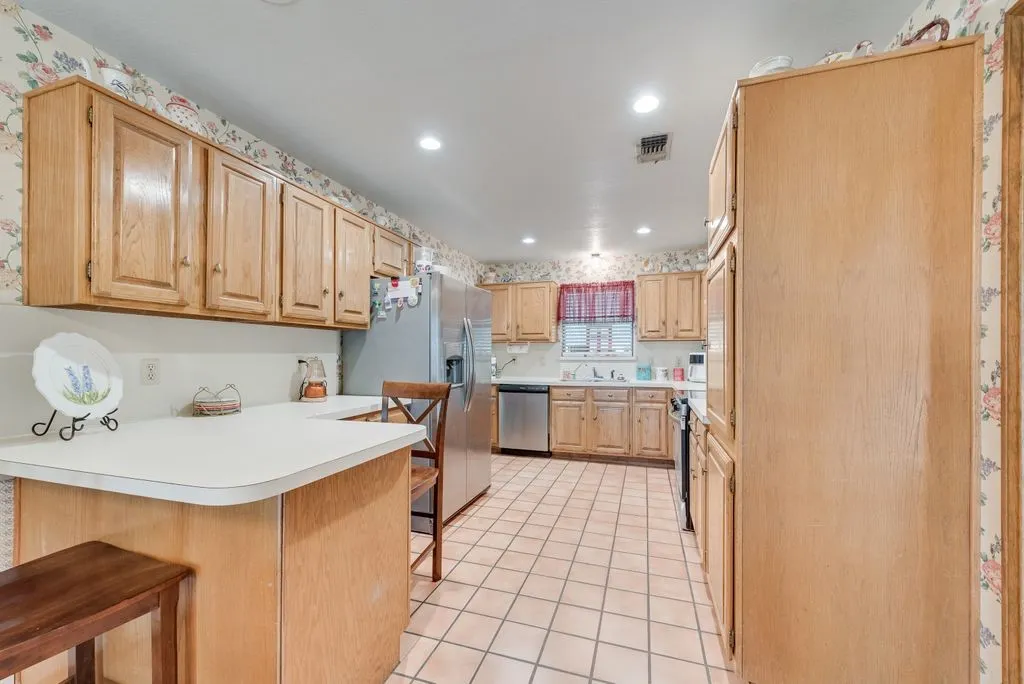 Single Family Residence For Sale in Ellis County , 134 Deborde Circle, Red Oak, Texas 75154, 3 Bedroom, 2 Bathroom, 2 Garage spaces, 1,508 Sqft, built in 1987, mls#21389174, Real Estate Agent in Red Oak, Homes For Sale in Ellis county, Homes For Sale in Red Oak, Realtor in Red Oak Texas, Real Estate Brokerage Independent Realty Texas, Luminita Cordes Realtor