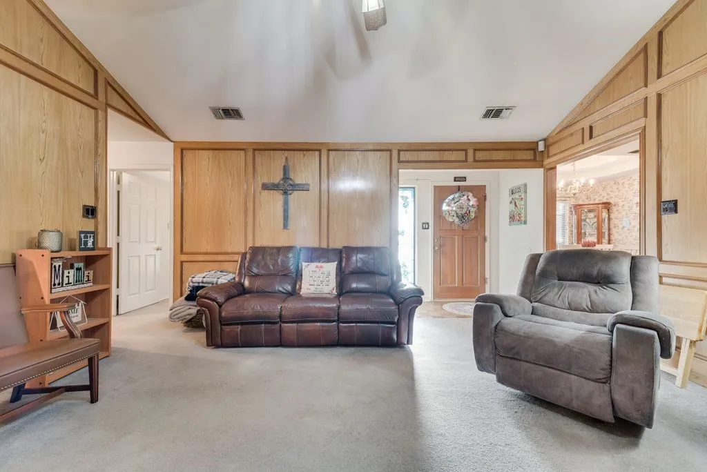 Single Family Residence For Sale in Ellis County , 134 Deborde Circle, Red Oak, Texas 75154, 3 Bedroom, 2 Bathroom, 2 Garage spaces, 1,508 Sqft, built in 1987, mls#21389174, Real Estate Agent in Red Oak, Homes For Sale in Ellis county, Homes For Sale in Red Oak, Realtor in Red Oak Texas, Real Estate Brokerage Independent Realty Texas, Luminita Cordes Realtor