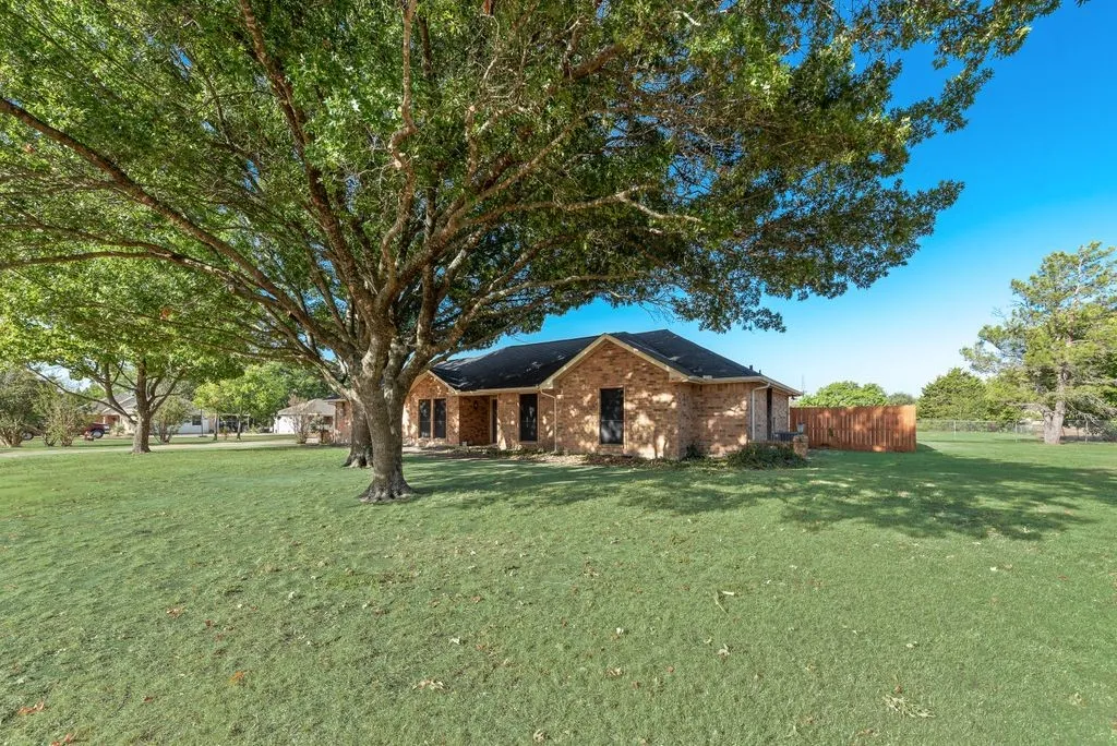 Single Family Residence For Sale in Ellis County , 134 Deborde Circle, Red Oak, Texas 75154, 3 Bedroom, 2 Bathroom, 2 Garage spaces, 1,508 Sqft, built in 1987, mls#21389174, Real Estate Agent in Red Oak, Homes For Sale in Ellis county, Homes For Sale in Red Oak, Realtor in Red Oak Texas, Real Estate Brokerage Independent Realty Texas, Luminita Cordes Realtor