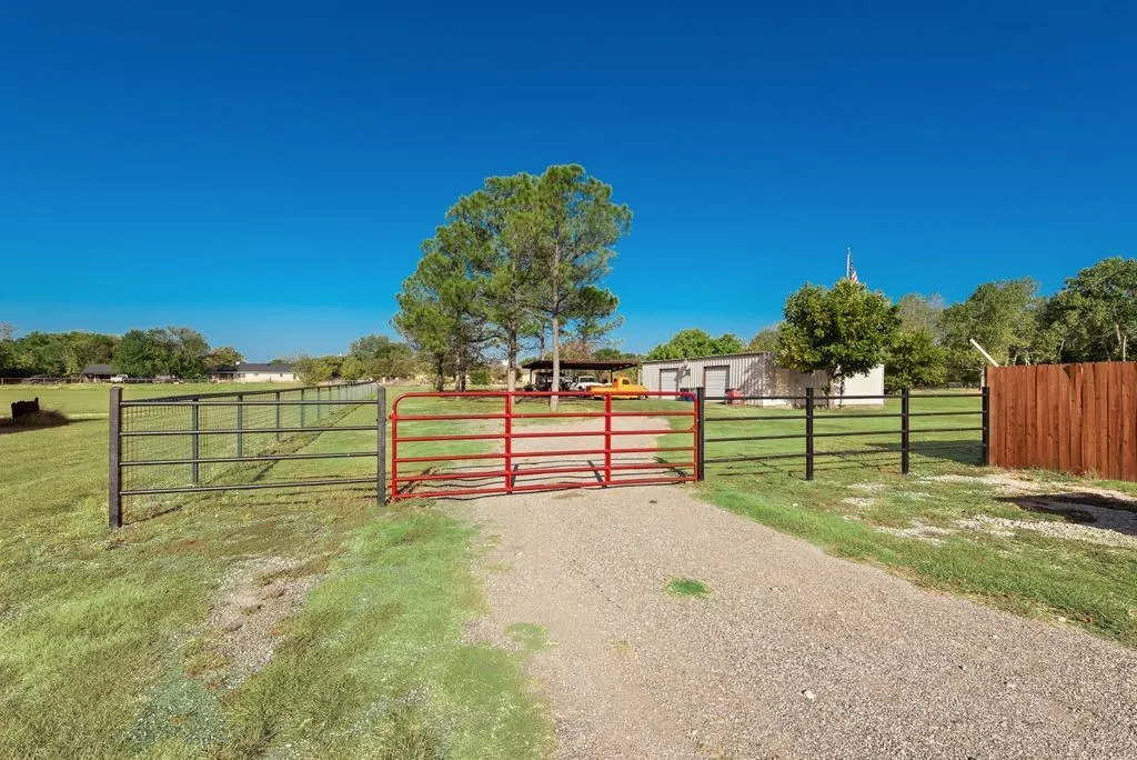 Single Family Residence For Sale in Ellis County , 134 Deborde Circle, Red Oak, Texas 75154, 3 Bedroom, 2 Bathroom, 2 Garage spaces, 1,508 Sqft, built in 1987, mls#21389174, Real Estate Agent in Red Oak, Homes For Sale in Ellis county, Homes For Sale in Red Oak, Realtor in Red Oak Texas, Real Estate Brokerage Independent Realty Texas, Luminita Cordes Realtor