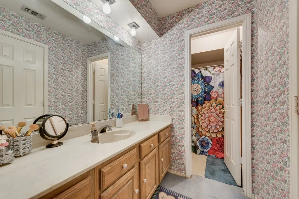 Single Family Residence For Sale in Ellis County , 134 Deborde Circle, Red Oak, Texas 75154, 3 Bedroom, 2 Bathroom, 2 Garage spaces, 1,508 Sqft, built in 1987, mls#21389174, Real Estate Agent in Red Oak, Homes For Sale in Ellis county, Homes For Sale in Red Oak, Realtor in Red Oak Texas, Real Estate Brokerage Independent Realty Texas, Luminita Cordes Realtor