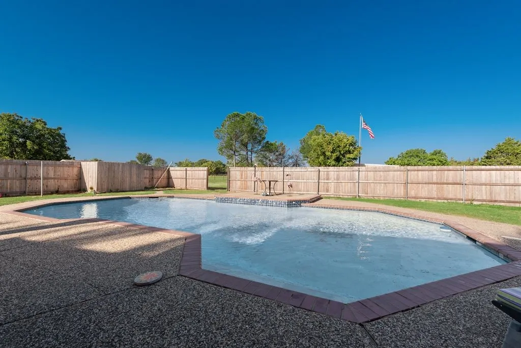 Single Family Residence For Sale in Ellis County , 134 Deborde Circle, Red Oak, Texas 75154, 3 Bedroom, 2 Bathroom, 2 Garage spaces, 1,508 Sqft, built in 1987, mls#21389174, Real Estate Agent in Red Oak, Homes For Sale in Ellis county, Homes For Sale in Red Oak, Realtor in Red Oak Texas, Real Estate Brokerage Independent Realty Texas, Luminita Cordes Realtor
