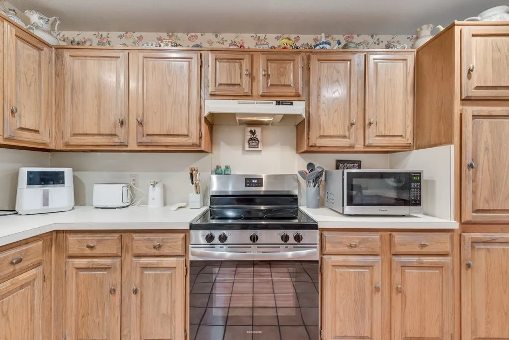 Single Family Residence For Sale in Ellis County , 134 Deborde Circle, Red Oak, Texas 75154, 3 Bedroom, 2 Bathroom, 2 Garage spaces, 1,508 Sqft, built in 1987, mls#21389174, Real Estate Agent in Red Oak, Homes For Sale in Ellis county, Homes For Sale in Red Oak, Realtor in Red Oak Texas, Real Estate Brokerage Independent Realty Texas, Luminita Cordes Realtor