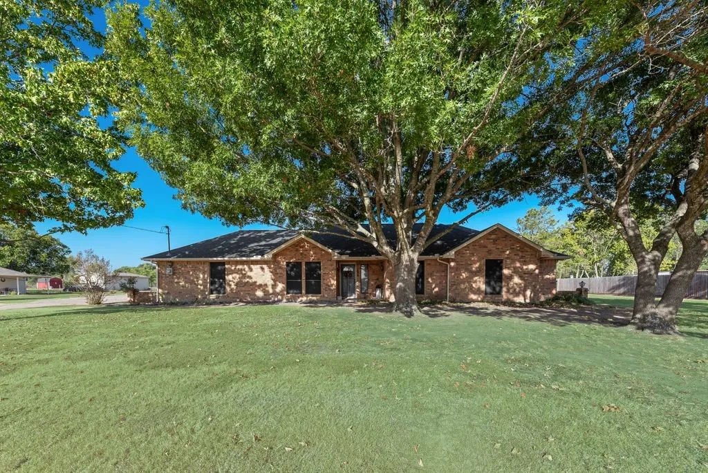 Single Family Residence For Sale in Ellis County , 134 Deborde Circle, Red Oak, Texas 75154, 3 Bedroom, 2 Bathroom, 2 Garage spaces, 1,508 Sqft, built in 1987, mls#21389174, Real Estate Agent in Red Oak, Homes For Sale in Ellis county, Homes For Sale in Red Oak, Realtor in Red Oak Texas, Real Estate Brokerage Independent Realty Texas, Luminita Cordes Realtor
