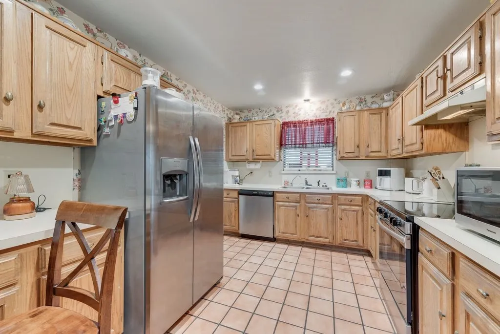 Single Family Residence For Sale in Ellis County , 134 Deborde Circle, Red Oak, Texas 75154, 3 Bedroom, 2 Bathroom, 2 Garage spaces, 1,508 Sqft, built in 1987, mls#21389174, Real Estate Agent in Red Oak, Homes For Sale in Ellis county, Homes For Sale in Red Oak, Realtor in Red Oak Texas, Real Estate Brokerage Independent Realty Texas, Luminita Cordes Realtor