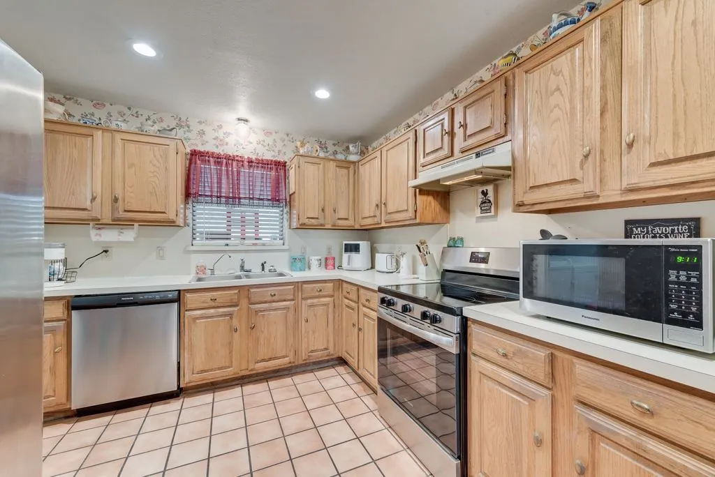 Single Family Residence For Sale in Ellis County , 134 Deborde Circle, Red Oak, Texas 75154, 3 Bedroom, 2 Bathroom, 2 Garage spaces, 1,508 Sqft, built in 1987, mls#21389174, Real Estate Agent in Red Oak, Homes For Sale in Ellis county, Homes For Sale in Red Oak, Realtor in Red Oak Texas, Real Estate Brokerage Independent Realty Texas, Luminita Cordes Realtor