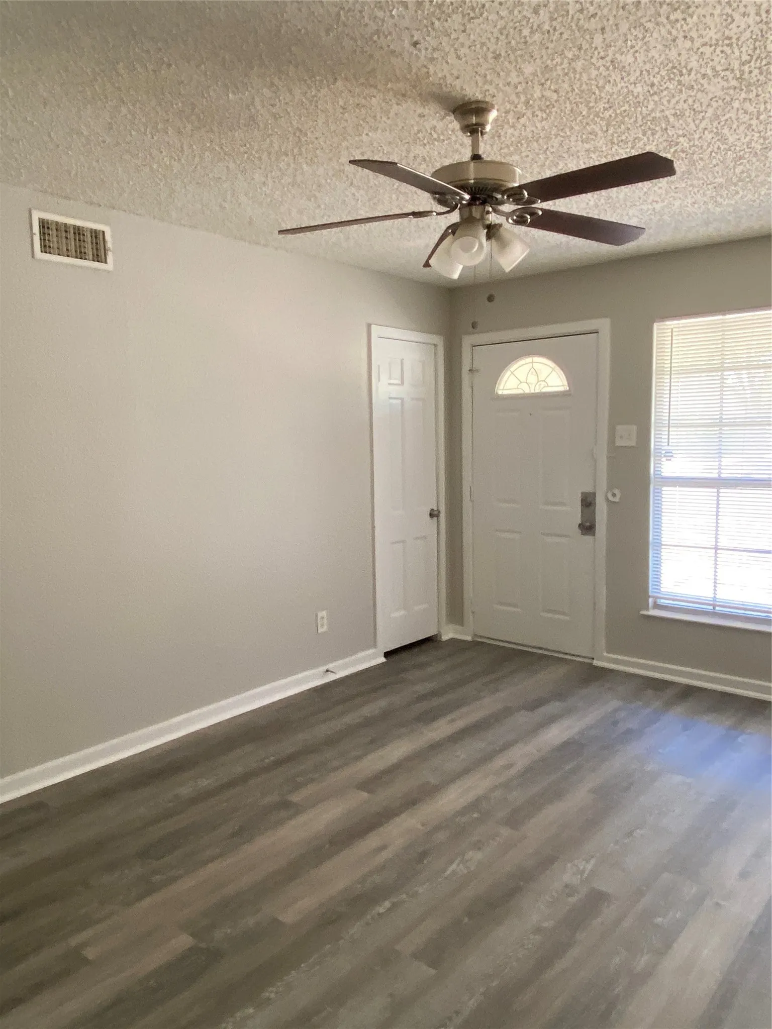 Single Family Residence For Rent in Dallas County , 7120 Waycrest Drive, Dallas, Texas 75232, 3 Bedroom, 2 Bathroom, 1 Garage spaces, 1,228 Sqft, built in 1955, mls#21390500, Real Estate Agent in Dallas, Homes For Rent in Dallas county, Homes For Rent in Dallas, Realtor in Dallas Texas, Real Estate Brokerage Independent Realty Texas, Luminita Cordes Realtor