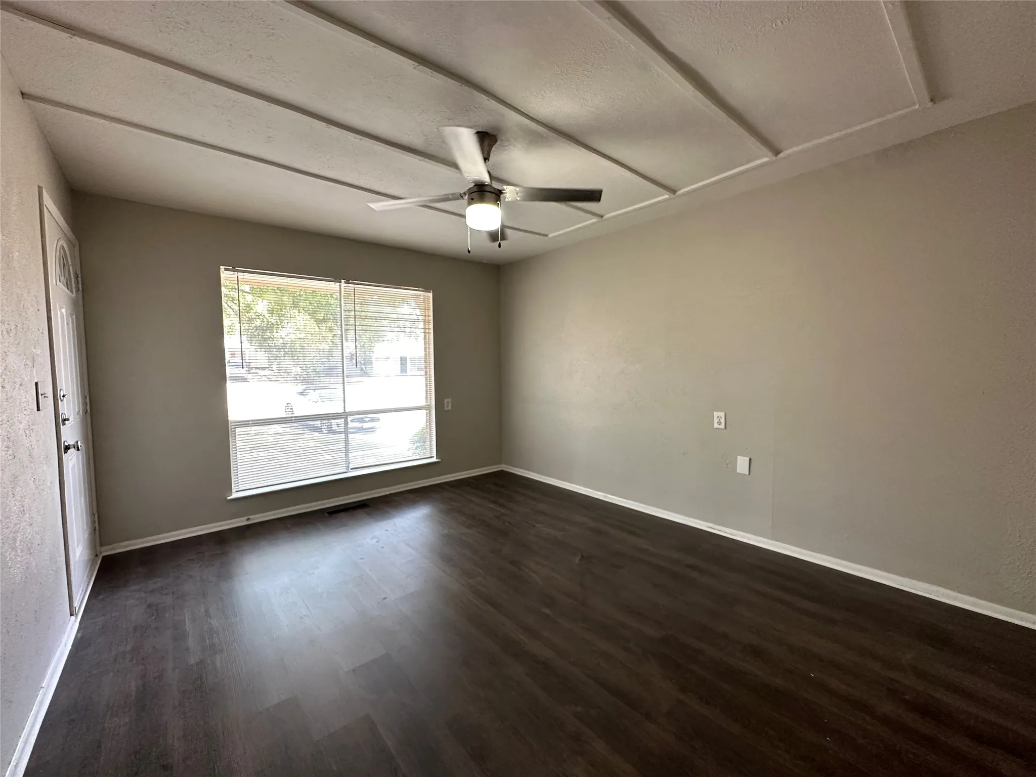 Single Family Residence For Rent in Tarrant County , 6404 Waynewood Court, Fort Worth, Texas 76135, 2 Bedroom, 2 Bathroom, 1 Garage spaces, 1,032 Sqft, built in 1963, mls#21390461, Real Estate Agent in Fort Worth, Homes For Rent in Tarrant county, Homes For Rent in Fort Worth, Realtor in Fort Worth Texas, Real Estate Brokerage Independent Realty Texas, Luminita Cordes Realtor