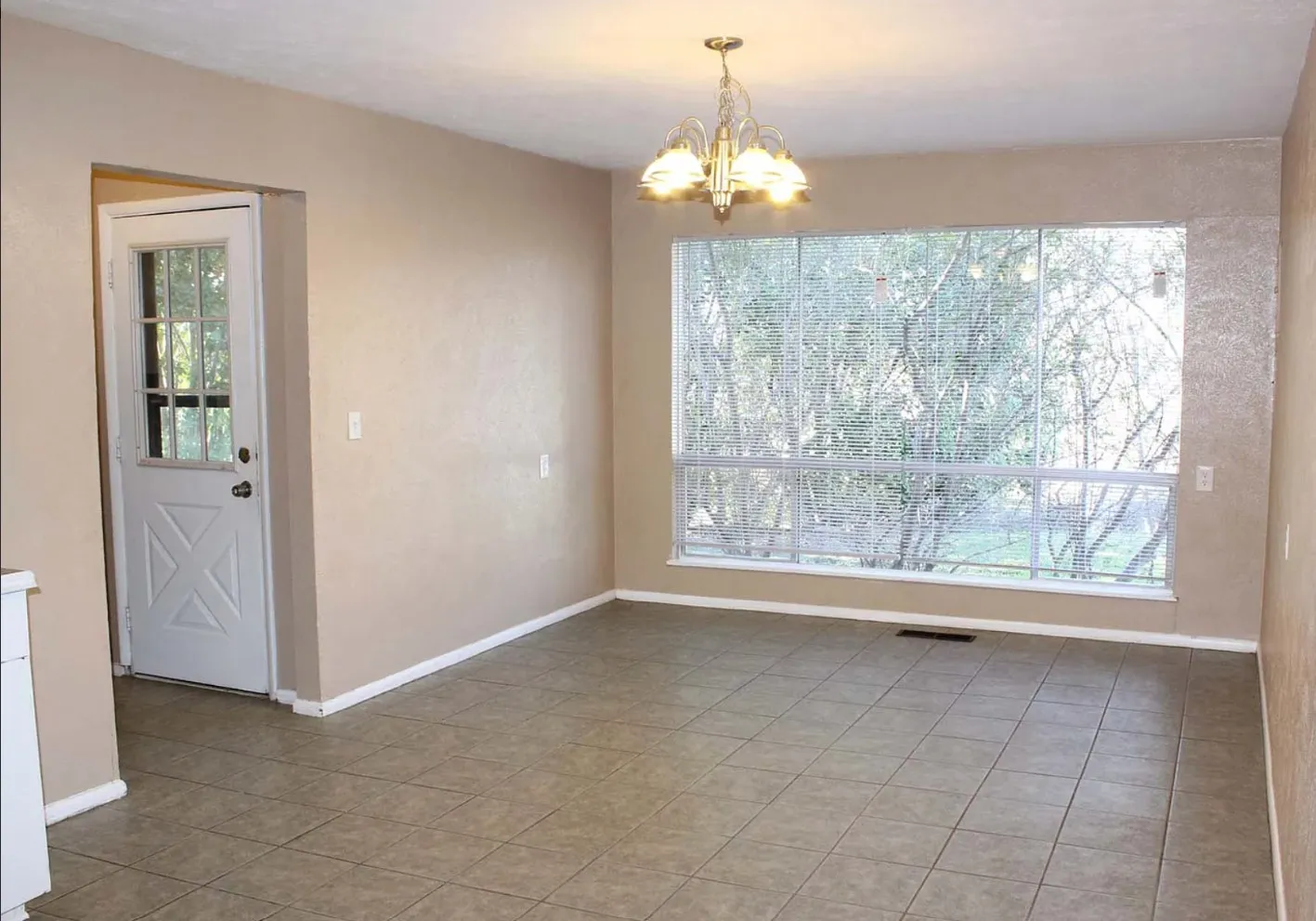 Single Family Residence For Rent in Tarrant County , 6404 Waynewood Court, Fort Worth, Texas 76135, 2 Bedroom, 2 Bathroom, 1 Garage spaces, 1,032 Sqft, built in 1963, mls#21390461, Real Estate Agent in Fort Worth, Homes For Rent in Tarrant county, Homes For Rent in Fort Worth, Realtor in Fort Worth Texas, Real Estate Brokerage Independent Realty Texas, Luminita Cordes Realtor