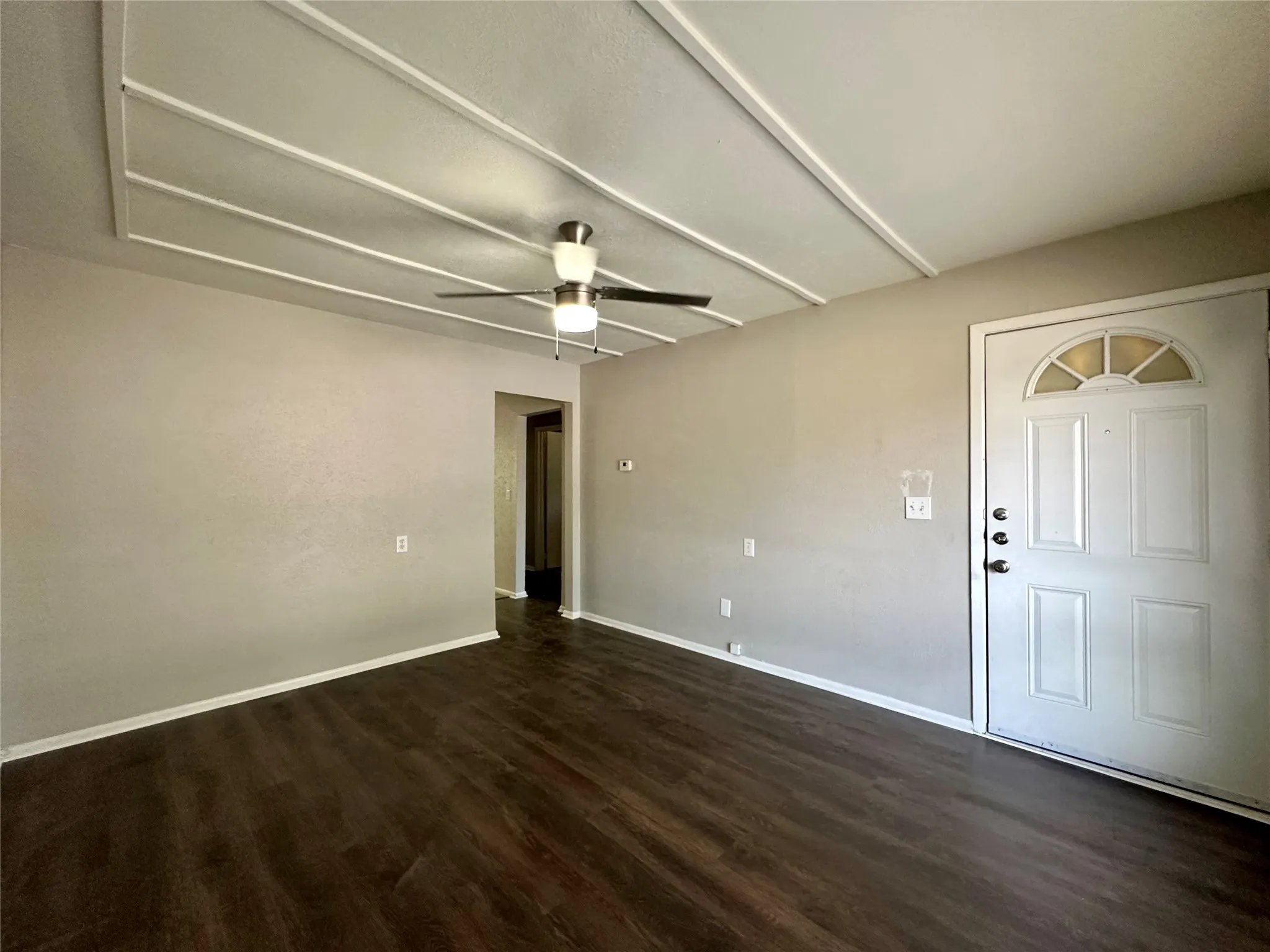 Single Family Residence For Rent in Tarrant County , 6404 Waynewood Court, Fort Worth, Texas 76135, 2 Bedroom, 2 Bathroom, 1 Garage spaces, 1,032 Sqft, built in 1963, mls#21390461, Real Estate Agent in Fort Worth, Homes For Rent in Tarrant county, Homes For Rent in Fort Worth, Realtor in Fort Worth Texas, Real Estate Brokerage Independent Realty Texas, Luminita Cordes Realtor