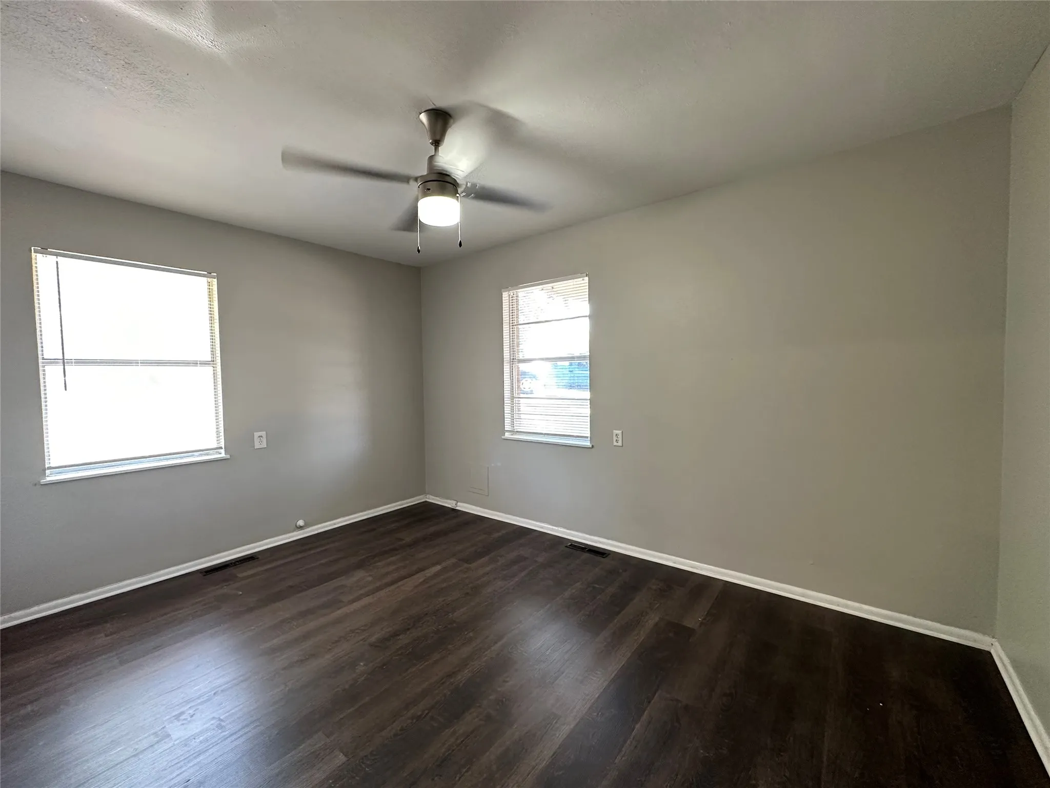 Single Family Residence For Rent in Tarrant County , 6404 Waynewood Court, Fort Worth, Texas 76135, 2 Bedroom, 2 Bathroom, 1 Garage spaces, 1,032 Sqft, built in 1963, mls#21390461, Real Estate Agent in Fort Worth, Homes For Rent in Tarrant county, Homes For Rent in Fort Worth, Realtor in Fort Worth Texas, Real Estate Brokerage Independent Realty Texas, Luminita Cordes Realtor