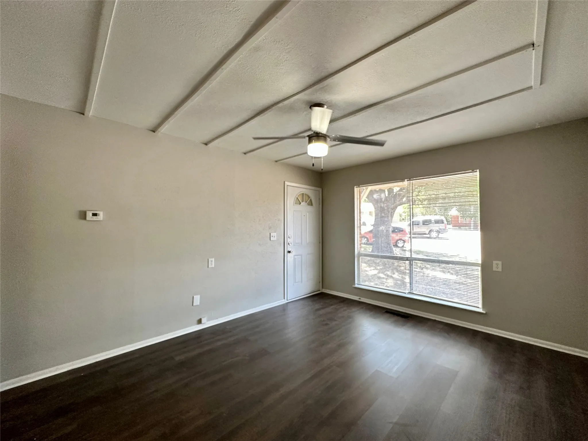 Single Family Residence For Rent in Tarrant County , 6404 Waynewood Court, Fort Worth, Texas 76135, 2 Bedroom, 2 Bathroom, 1 Garage spaces, 1,032 Sqft, built in 1963, mls#21390461, Real Estate Agent in Fort Worth, Homes For Rent in Tarrant county, Homes For Rent in Fort Worth, Realtor in Fort Worth Texas, Real Estate Brokerage Independent Realty Texas, Luminita Cordes Realtor
