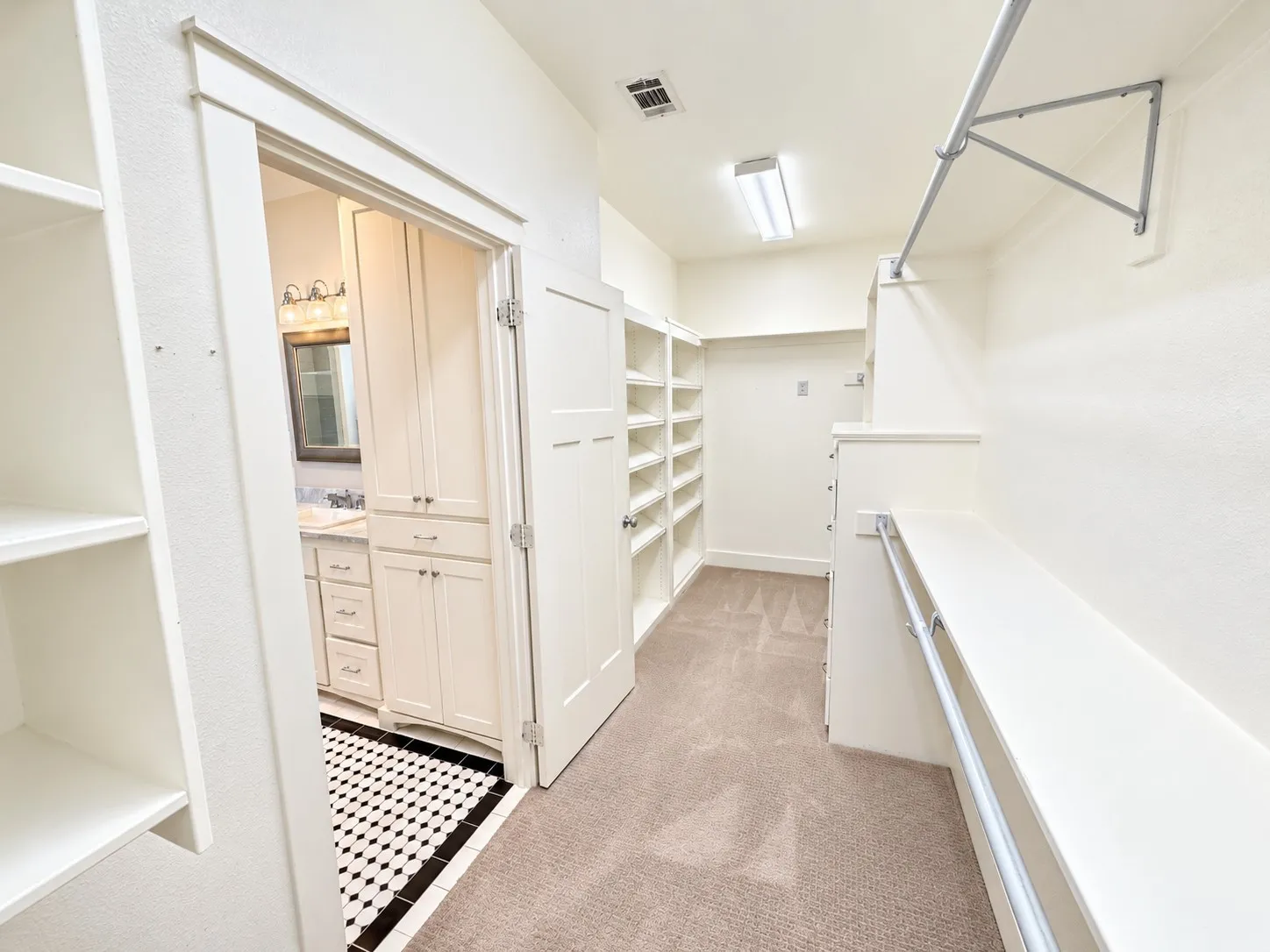 Single Family Residence For Sale in Cooke County , 916 N Mesquite Street, Muenster, Texas 76252, 3 Bedroom, 3 Bathroom, 3 Garage spaces, 2,548 Sqft, built in 2016, mls#21390506, Real Estate Agent in Muenster, Homes For Sale in Cooke county, Homes For Sale in Muenster, Realtor in Muenster Texas, Real Estate Brokerage Independent Realty Texas, Luminita Cordes Realtor