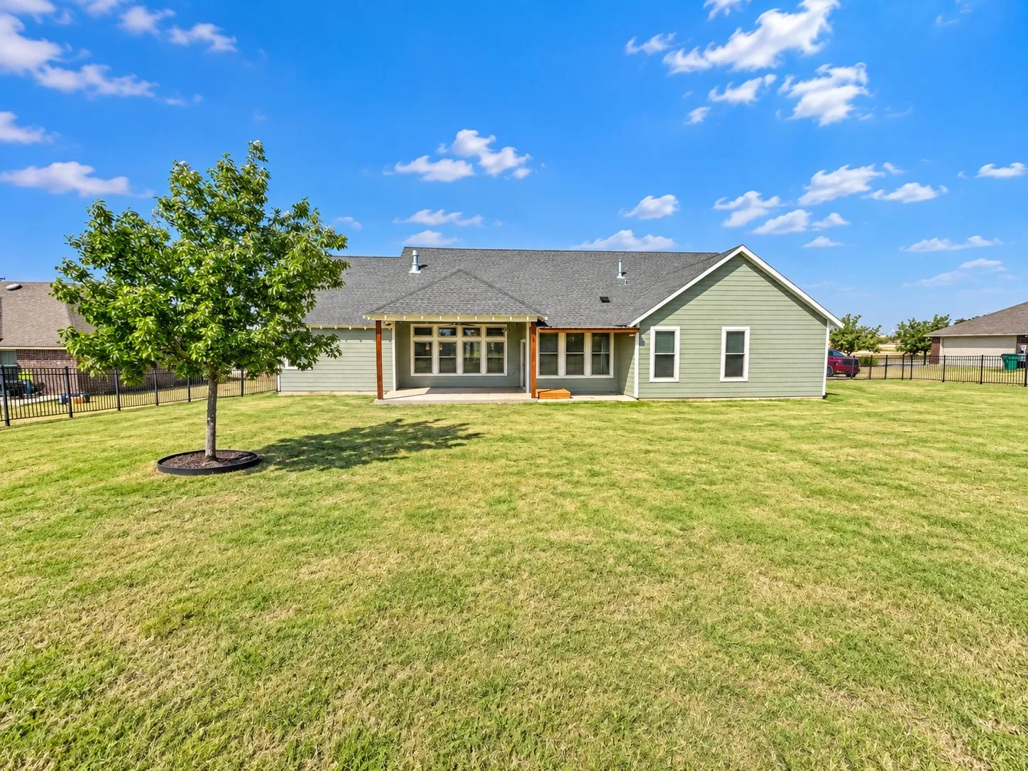 Single Family Residence For Sale in Cooke County , 916 N Mesquite Street, Muenster, Texas 76252, 3 Bedroom, 3 Bathroom, 3 Garage spaces, 2,548 Sqft, built in 2016, mls#21390506, Real Estate Agent in Muenster, Homes For Sale in Cooke county, Homes For Sale in Muenster, Realtor in Muenster Texas, Real Estate Brokerage Independent Realty Texas, Luminita Cordes Realtor