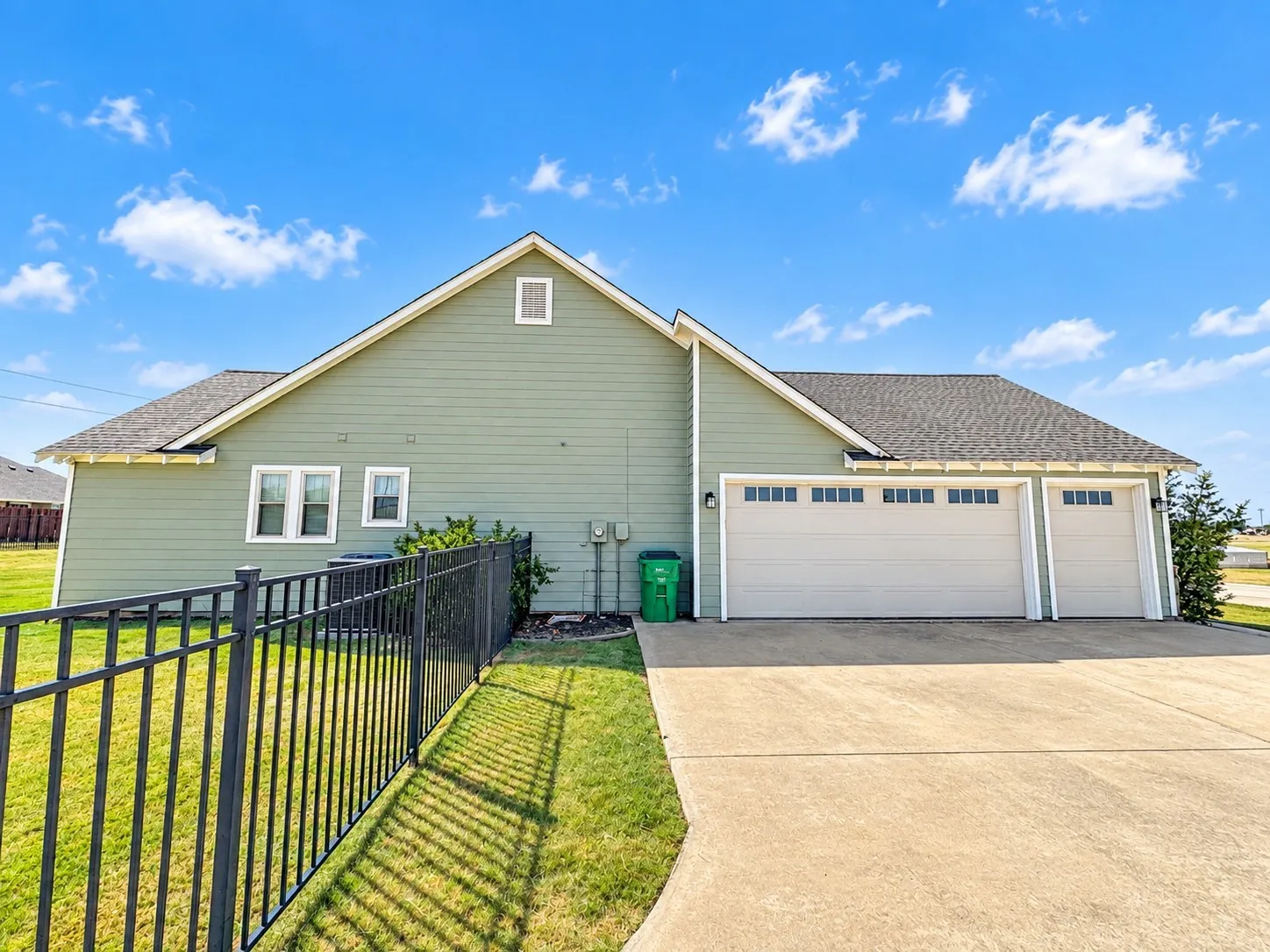 Single Family Residence For Sale in Cooke County , 916 N Mesquite Street, Muenster, Texas 76252, 3 Bedroom, 3 Bathroom, 3 Garage spaces, 2,548 Sqft, built in 2016, mls#21390506, Real Estate Agent in Muenster, Homes For Sale in Cooke county, Homes For Sale in Muenster, Realtor in Muenster Texas, Real Estate Brokerage Independent Realty Texas, Luminita Cordes Realtor