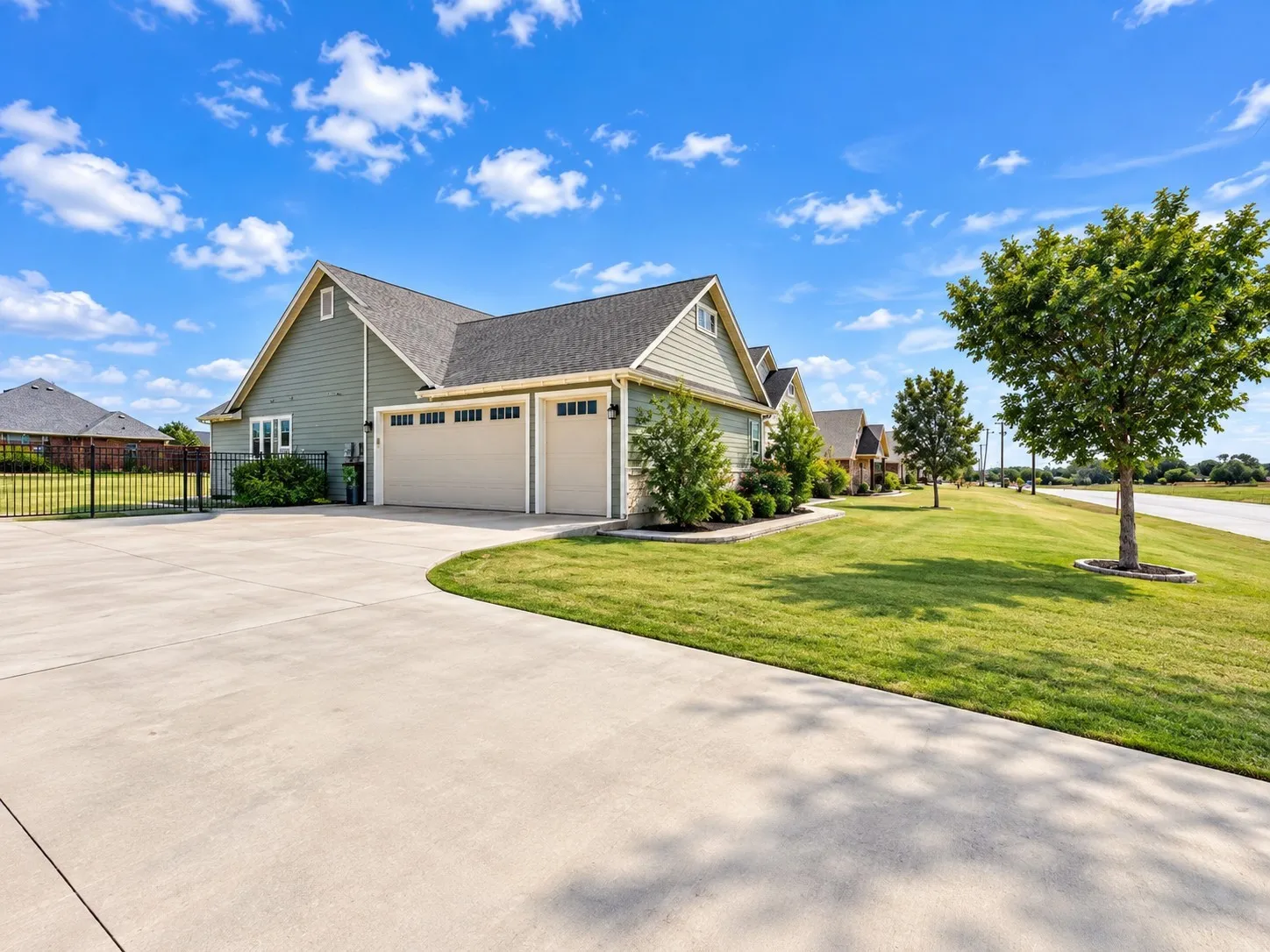 Single Family Residence For Sale in Cooke County , 916 N Mesquite Street, Muenster, Texas 76252, 3 Bedroom, 3 Bathroom, 3 Garage spaces, 2,548 Sqft, built in 2016, mls#21390506, Real Estate Agent in Muenster, Homes For Sale in Cooke county, Homes For Sale in Muenster, Realtor in Muenster Texas, Real Estate Brokerage Independent Realty Texas, Luminita Cordes Realtor