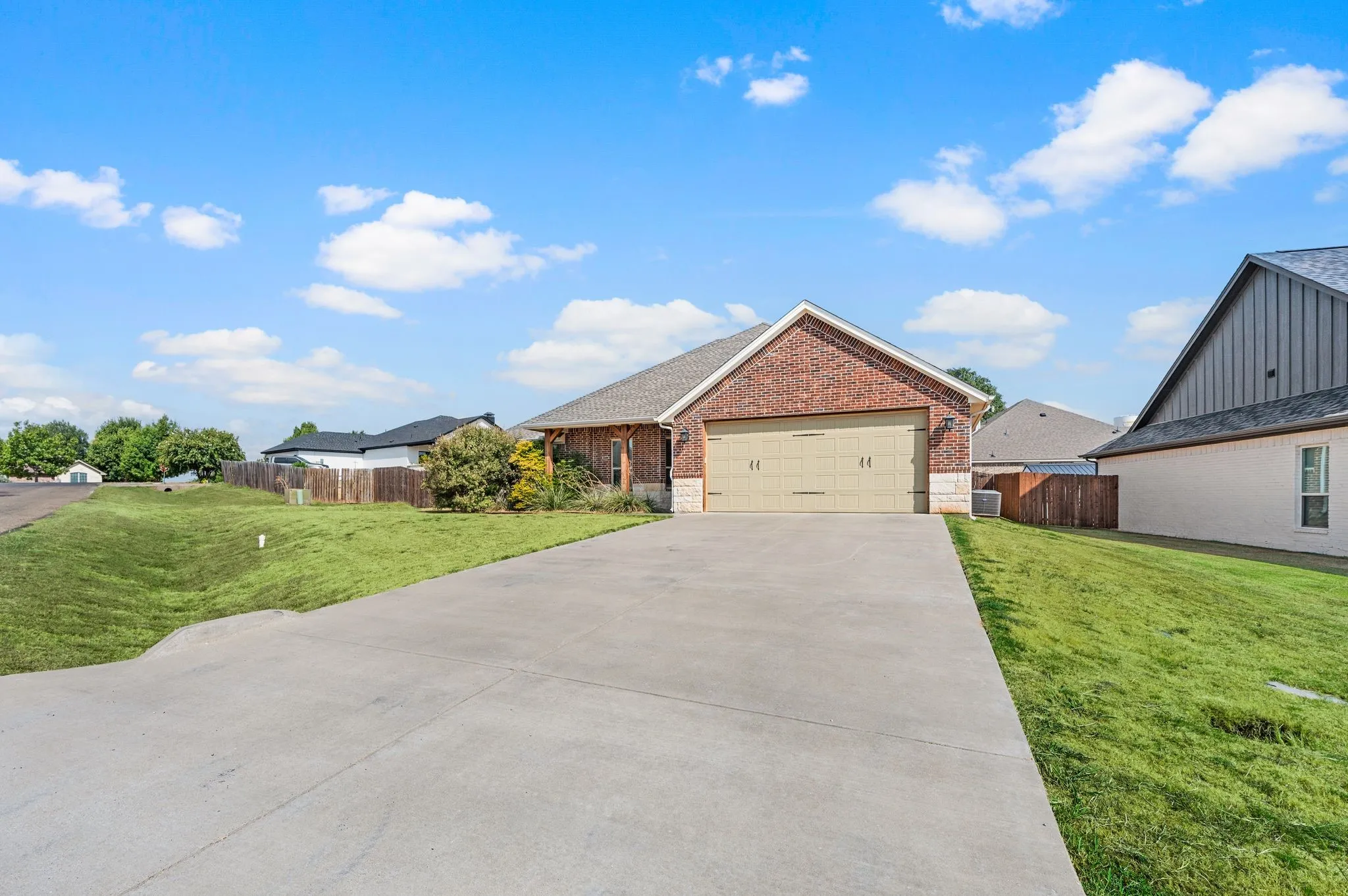 Single Family Residence For Sale in Hood County , 5002 Wearing Way Drive, Granbury, Texas 76049, 3 Bedroom, 2 Bathroom, 2 Garage spaces, 2,030 Sqft, built in 2021, mls#21390374, Real Estate Agent in Granbury, Homes For Sale in Hood county, Homes For Sale in Granbury, Realtor in Granbury Texas, Real Estate Brokerage Independent Realty Texas, Luminita Cordes Realtor