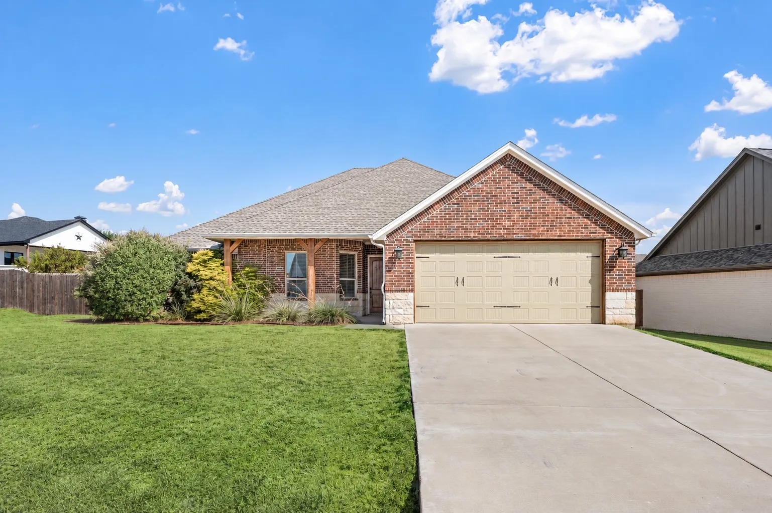 Single Family Residence For Sale in Hood County , 5002 Wearing Way Drive, Granbury, Texas 76049, 3 Bedroom, 2 Bathroom, 2 Garage spaces, 2,030 Sqft, built in 2021, mls#21390374, Real Estate Agent in Granbury, Homes For Sale in Hood county, Homes For Sale in Granbury, Realtor in Granbury Texas, Real Estate Brokerage Independent Realty Texas, Luminita Cordes Realtor