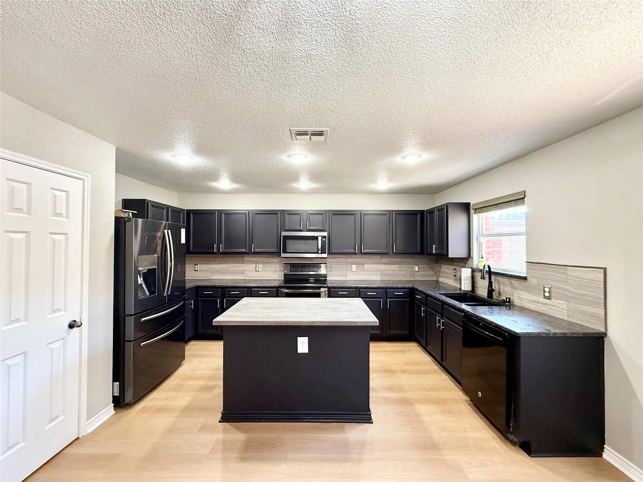 Single Family Residence For Rent in Denton County , 1930 Bishop Hill, Little Elm, Texas 75036, 3 Bedroom, 3 Bathroom, 2 Garage spaces, 2,950 Sqft, built in 2004, mls#21390514, Real Estate Agent in Little Elm, Homes For Rent in Denton county, Homes For Rent in Little Elm, Realtor in Little Elm Texas, Real Estate Brokerage Independent Realty Texas, Luminita Cordes Realtor