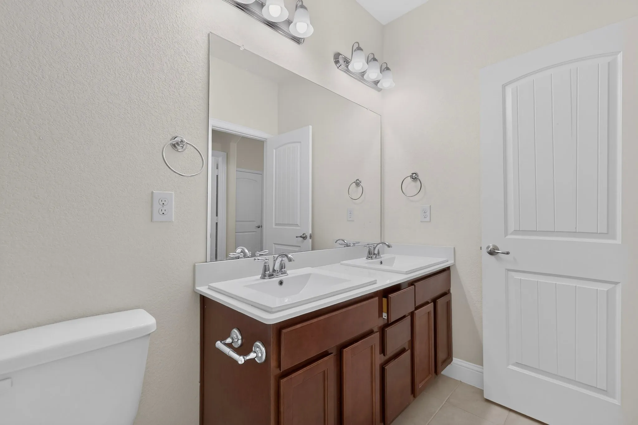 Single Family Residence For Rent in Dallas County , 12779 Friar Street, Farmers Branch, Texas 75234, 3 Bedroom, 2 Bathroom, 1 Garage spaces, 2,212 Sqft, built in 2021, mls#21390516, Real Estate Agent in Farmers Branch, Homes For Rent in Dallas county, Homes For Rent in Farmers Branch, Realtor in Farmers Branch Texas, Real Estate Brokerage Independent Realty Texas, Luminita Cordes Realtor