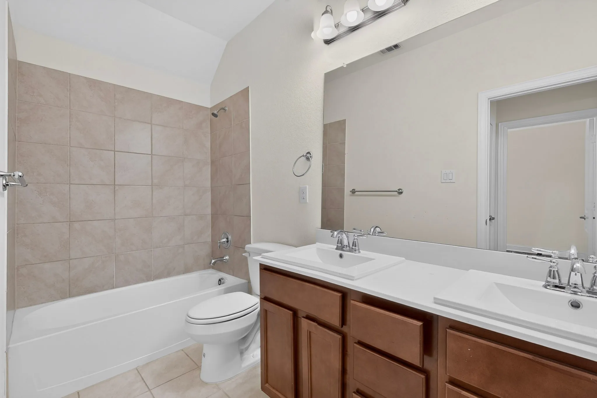 Single Family Residence For Rent in Dallas County , 12779 Friar Street, Farmers Branch, Texas 75234, 3 Bedroom, 2 Bathroom, 1 Garage spaces, 2,212 Sqft, built in 2021, mls#21390516, Real Estate Agent in Farmers Branch, Homes For Rent in Dallas county, Homes For Rent in Farmers Branch, Realtor in Farmers Branch Texas, Real Estate Brokerage Independent Realty Texas, Luminita Cordes Realtor