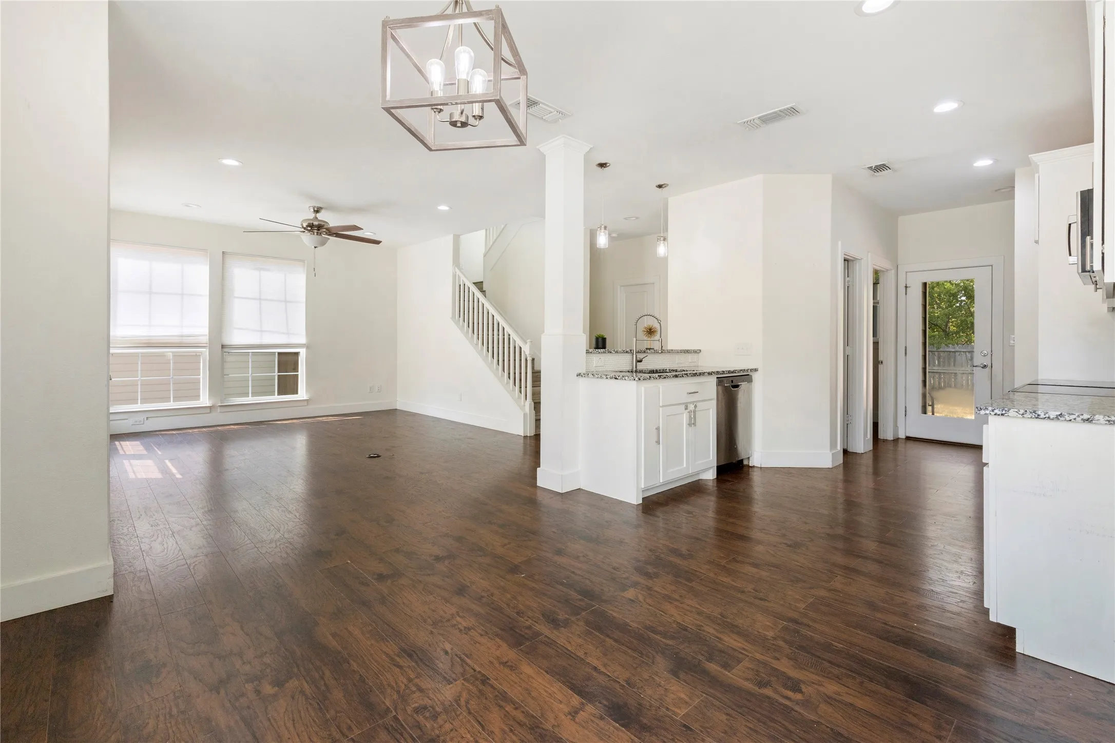 Single Family Residence For Sale in Grayson County , 406 William Street, Pottsboro, Texas 75076, 3 Bedroom, 3 Bathroom, 2 Garage spaces, 1,554 Sqft, built in 2020, mls#21390450, Real Estate Agent in Pottsboro, Homes For Sale in Grayson county, Homes For Sale in Pottsboro, Realtor in Pottsboro Texas, Real Estate Brokerage Independent Realty Texas, Luminita Cordes Realtor