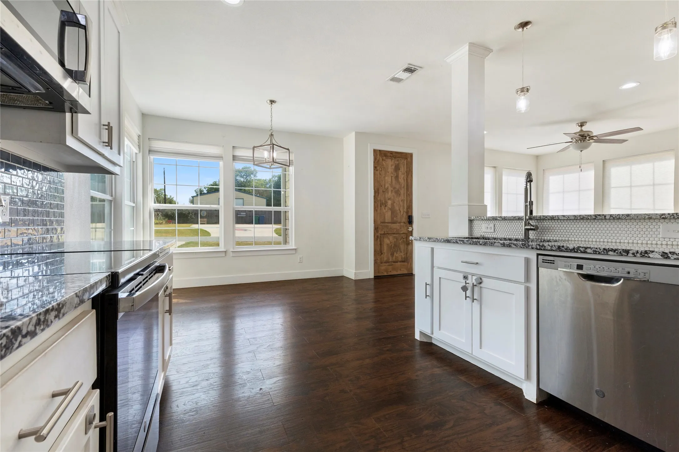 Single Family Residence For Sale in Grayson County , 406 William Street, Pottsboro, Texas 75076, 3 Bedroom, 3 Bathroom, 2 Garage spaces, 1,554 Sqft, built in 2020, mls#21390450, Real Estate Agent in Pottsboro, Homes For Sale in Grayson county, Homes For Sale in Pottsboro, Realtor in Pottsboro Texas, Real Estate Brokerage Independent Realty Texas, Luminita Cordes Realtor