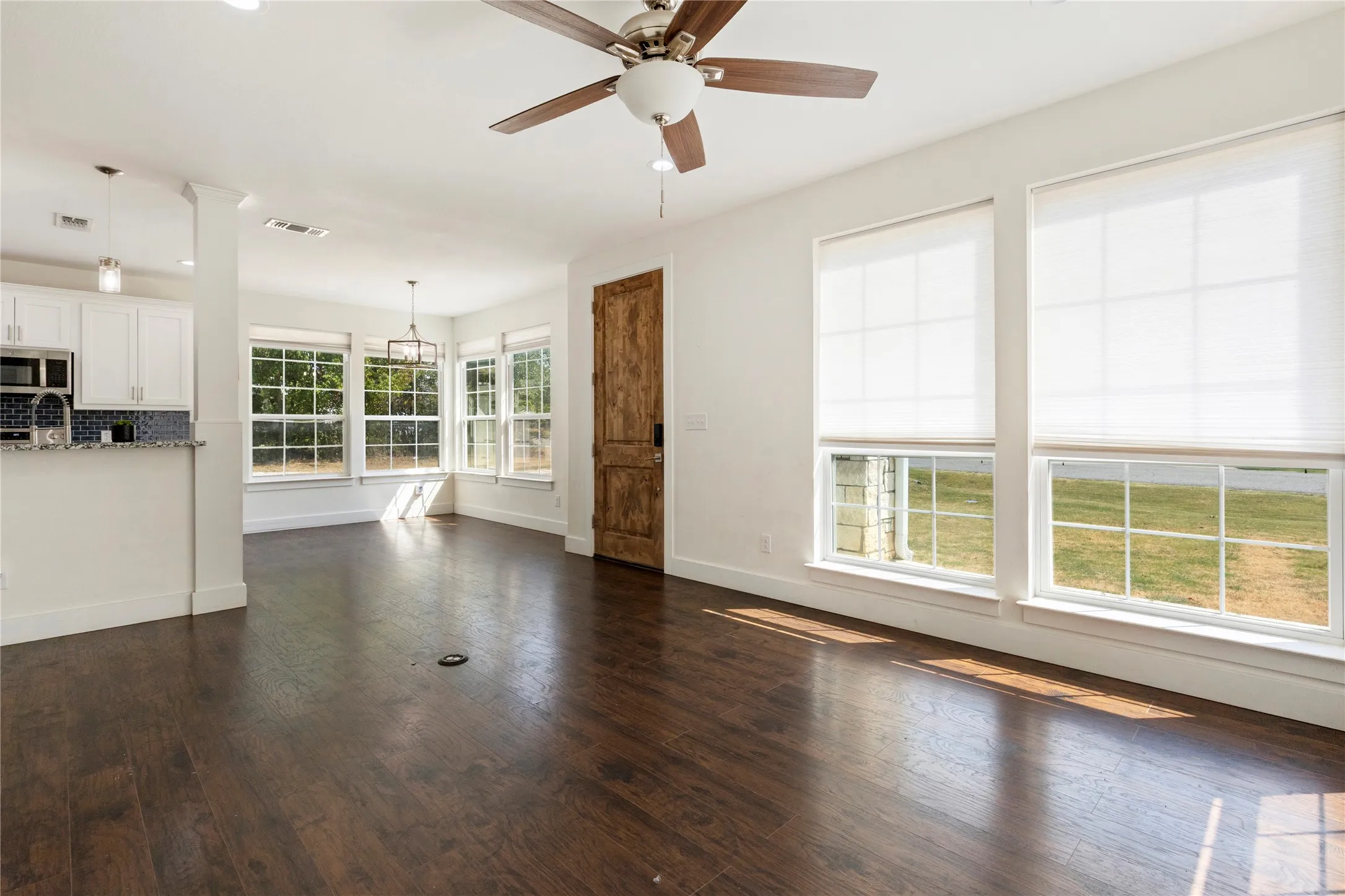 Single Family Residence For Sale in Grayson County , 406 William Street, Pottsboro, Texas 75076, 3 Bedroom, 3 Bathroom, 2 Garage spaces, 1,554 Sqft, built in 2020, mls#21390450, Real Estate Agent in Pottsboro, Homes For Sale in Grayson county, Homes For Sale in Pottsboro, Realtor in Pottsboro Texas, Real Estate Brokerage Independent Realty Texas, Luminita Cordes Realtor
