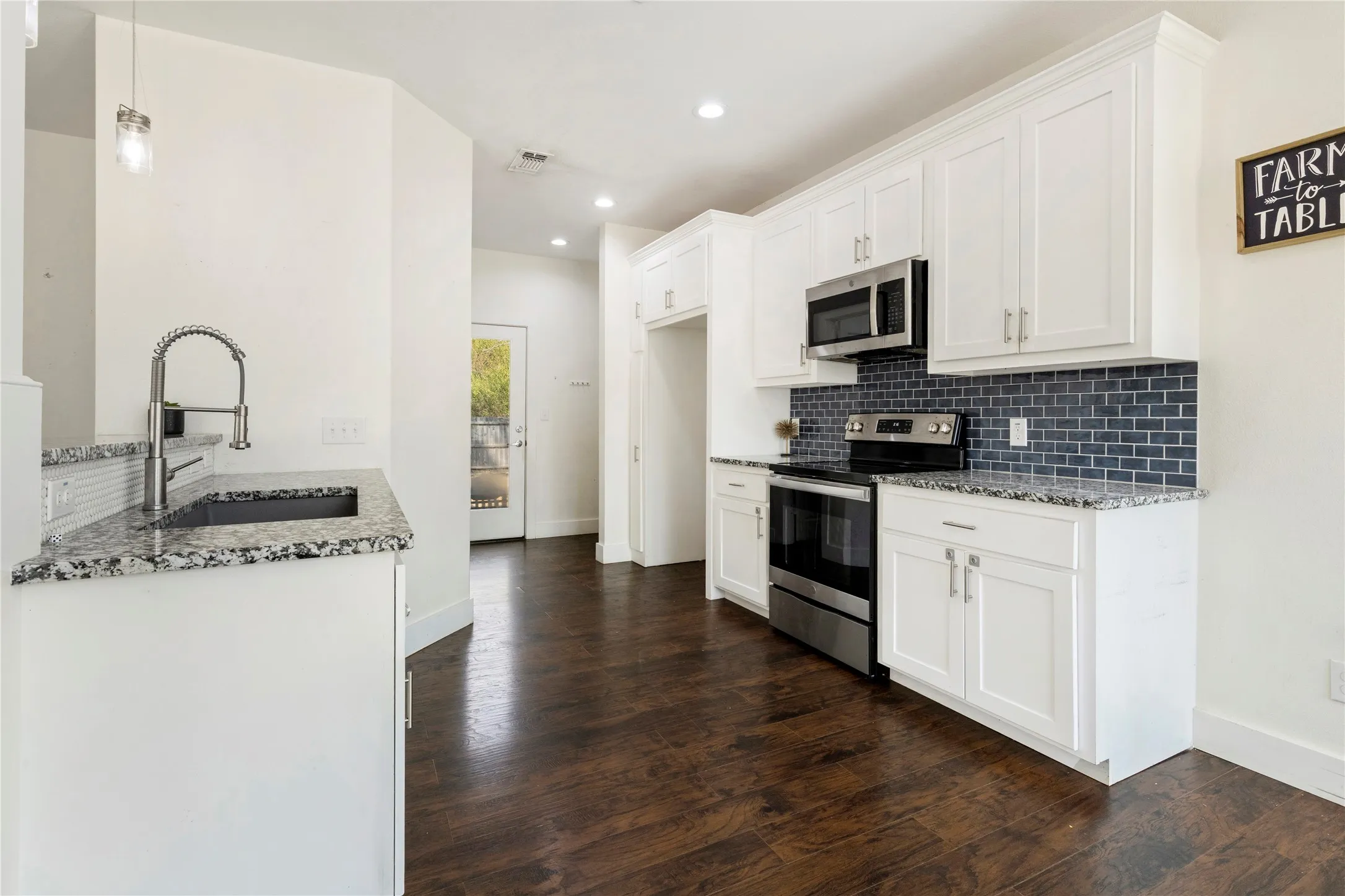 Single Family Residence For Sale in Grayson County , 406 William Street, Pottsboro, Texas 75076, 3 Bedroom, 3 Bathroom, 2 Garage spaces, 1,554 Sqft, built in 2020, mls#21390450, Real Estate Agent in Pottsboro, Homes For Sale in Grayson county, Homes For Sale in Pottsboro, Realtor in Pottsboro Texas, Real Estate Brokerage Independent Realty Texas, Luminita Cordes Realtor