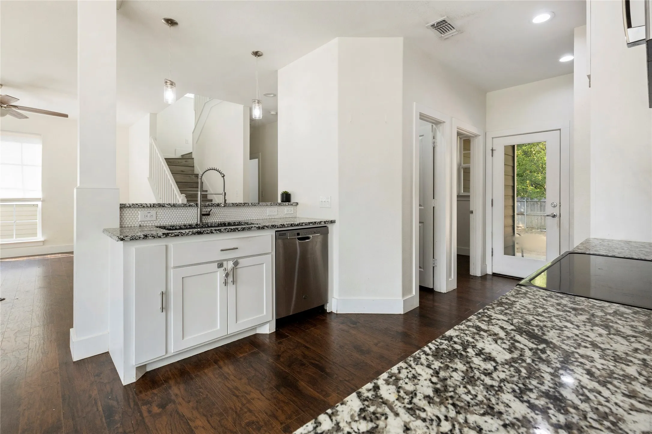 Single Family Residence For Sale in Grayson County , 406 William Street, Pottsboro, Texas 75076, 3 Bedroom, 3 Bathroom, 2 Garage spaces, 1,554 Sqft, built in 2020, mls#21390450, Real Estate Agent in Pottsboro, Homes For Sale in Grayson county, Homes For Sale in Pottsboro, Realtor in Pottsboro Texas, Real Estate Brokerage Independent Realty Texas, Luminita Cordes Realtor