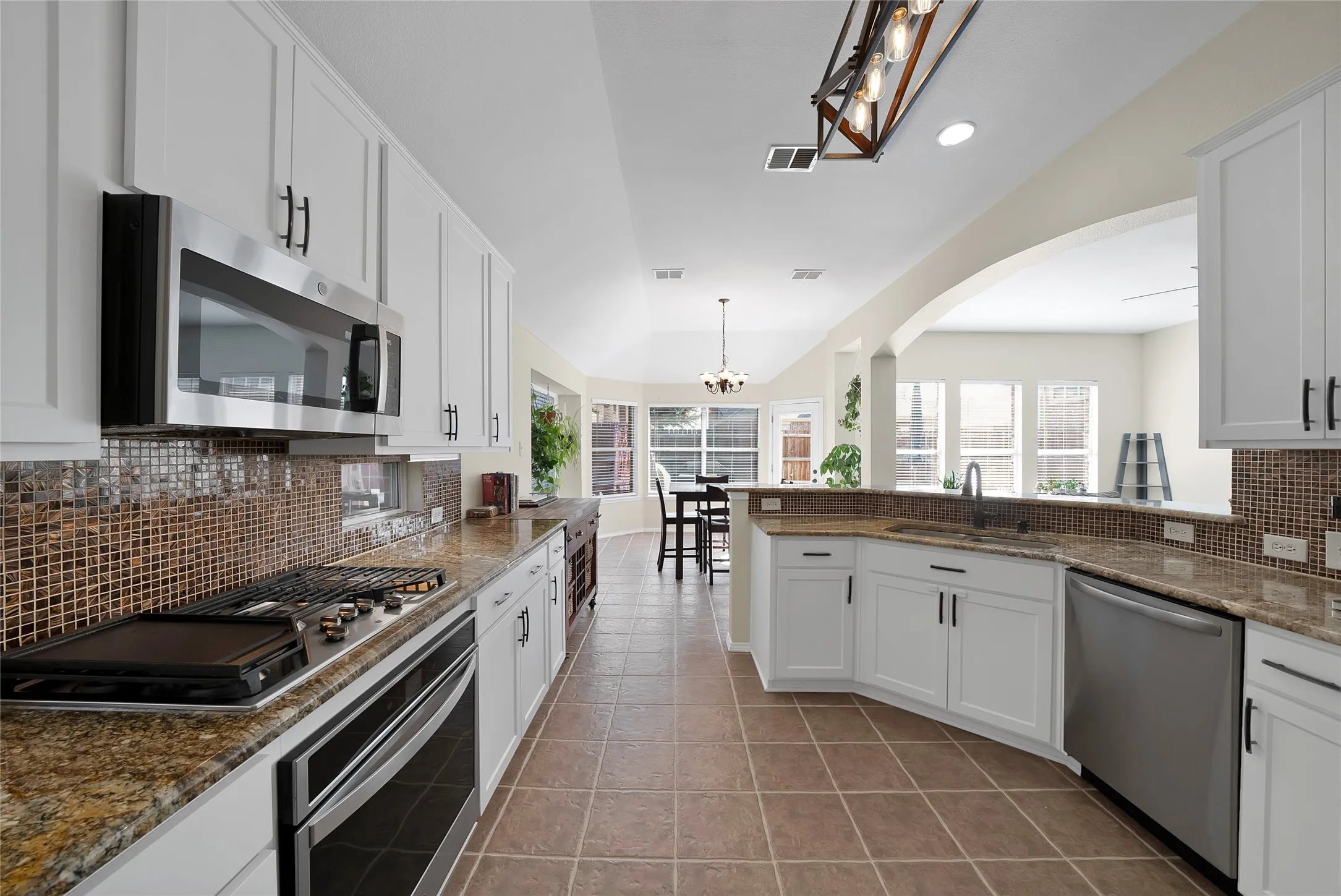 Single Family Residence For Sale in Tarrant County , 505 Victory Lane, Mansfield, Texas 76063, 4 Bedroom, 2 Bathroom, 2 Garage spaces, 2,356 Sqft, built in 2003, mls#21390460, Real Estate Agent in Mansfield, Homes For Sale in Tarrant county, Homes For Sale in Mansfield, Realtor in Mansfield Texas, Real Estate Brokerage Independent Realty Texas, Luminita Cordes Realtor