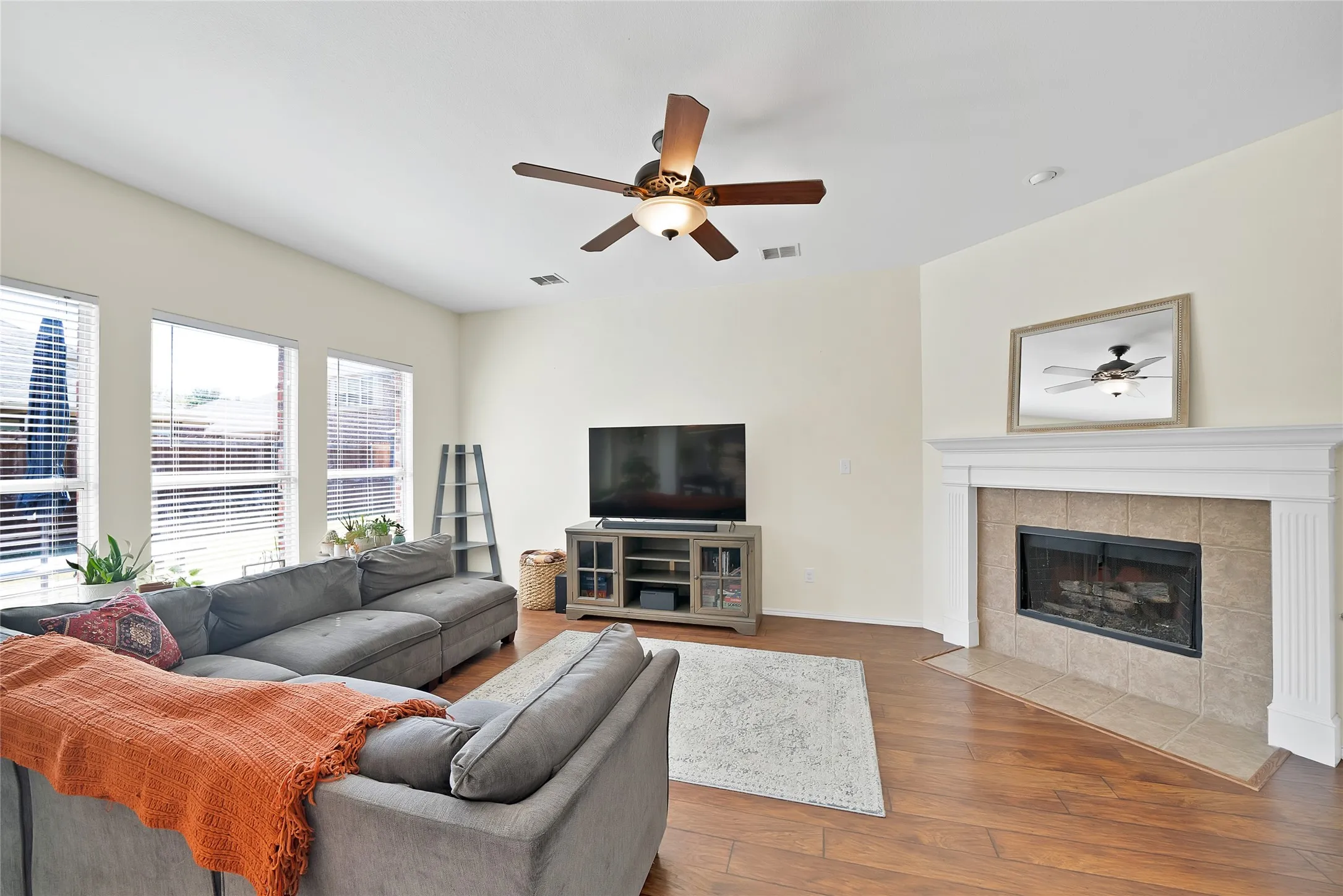 Single Family Residence For Sale in Tarrant County , 505 Victory Lane, Mansfield, Texas 76063, 4 Bedroom, 2 Bathroom, 2 Garage spaces, 2,356 Sqft, built in 2003, mls#21390460, Real Estate Agent in Mansfield, Homes For Sale in Tarrant county, Homes For Sale in Mansfield, Realtor in Mansfield Texas, Real Estate Brokerage Independent Realty Texas, Luminita Cordes Realtor