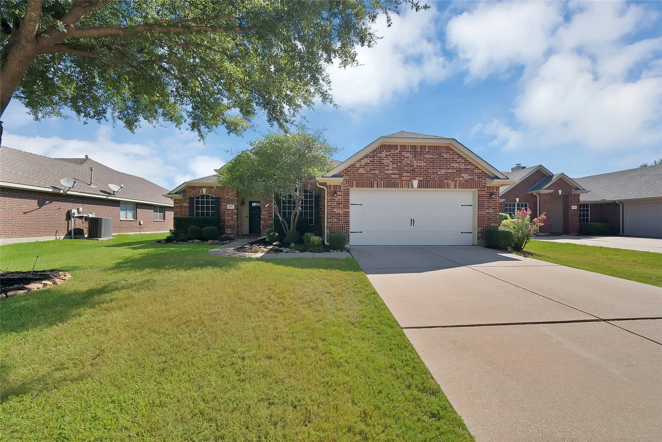 Single Family Residence For Sale in Tarrant County , 505 Victory Lane, Mansfield, Texas 76063, 4 Bedroom, 2 Bathroom, 2 Garage spaces, 2,356 Sqft, built in 2003, mls#21390460, Real Estate Agent in Mansfield, Homes For Sale in Tarrant county, Homes For Sale in Mansfield, Realtor in Mansfield Texas, Real Estate Brokerage Independent Realty Texas, Luminita Cordes Realtor