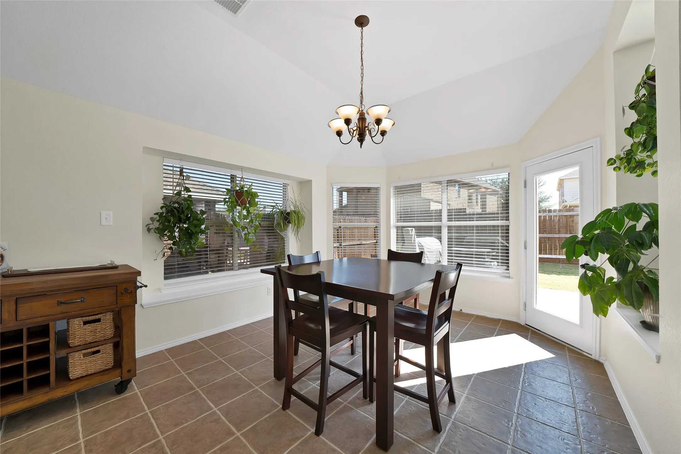 Single Family Residence For Sale in Tarrant County , 505 Victory Lane, Mansfield, Texas 76063, 4 Bedroom, 2 Bathroom, 2 Garage spaces, 2,356 Sqft, built in 2003, mls#21390460, Real Estate Agent in Mansfield, Homes For Sale in Tarrant county, Homes For Sale in Mansfield, Realtor in Mansfield Texas, Real Estate Brokerage Independent Realty Texas, Luminita Cordes Realtor