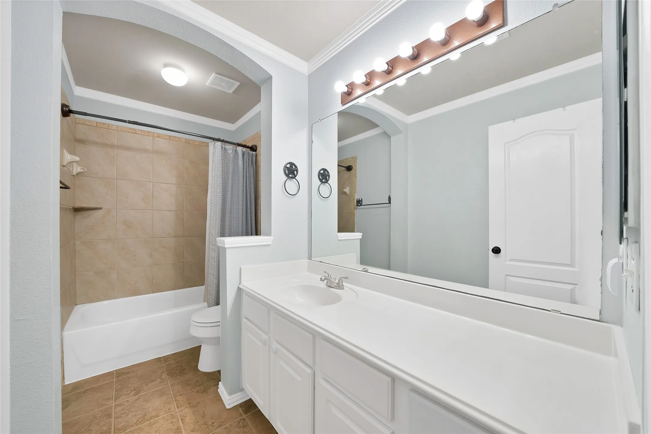 Single Family Residence For Sale in Tarrant County , 505 Victory Lane, Mansfield, Texas 76063, 4 Bedroom, 2 Bathroom, 2 Garage spaces, 2,356 Sqft, built in 2003, mls#21390460, Real Estate Agent in Mansfield, Homes For Sale in Tarrant county, Homes For Sale in Mansfield, Realtor in Mansfield Texas, Real Estate Brokerage Independent Realty Texas, Luminita Cordes Realtor