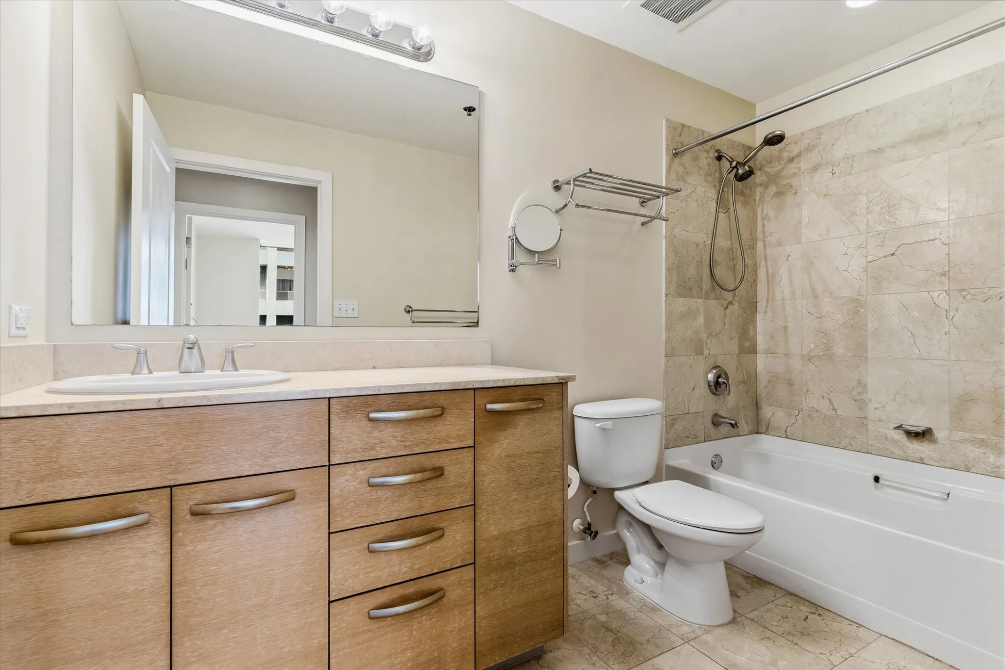 Condominium For Sale in Dallas County , 1200 Main Street 2507, Dallas, Texas 75202, 1 Bedroom, 1 Bathroom, 1 Garage spaces, 880 Sqft, built in 1974, mls#21388447, Real Estate Agent in Dallas, Homes For Sale in Dallas county, Homes For Sale in Dallas, Realtor in Dallas Texas, Real Estate Brokerage Independent Realty Texas, Luminita Cordes Realtor