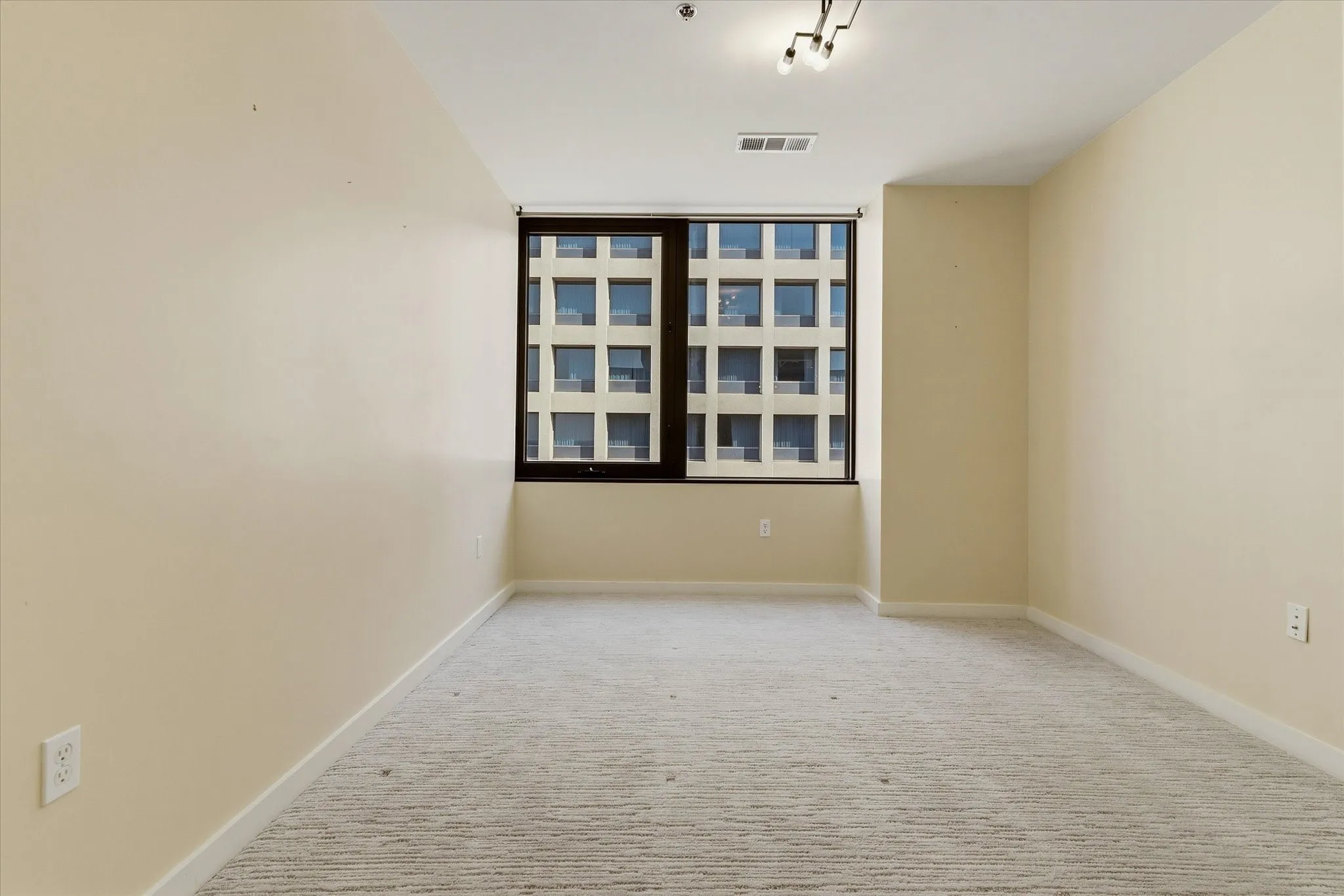 Condominium For Sale in Dallas County , 1200 Main Street 2507, Dallas, Texas 75202, 1 Bedroom, 1 Bathroom, 1 Garage spaces, 880 Sqft, built in 1974, mls#21388447, Real Estate Agent in Dallas, Homes For Sale in Dallas county, Homes For Sale in Dallas, Realtor in Dallas Texas, Real Estate Brokerage Independent Realty Texas, Luminita Cordes Realtor