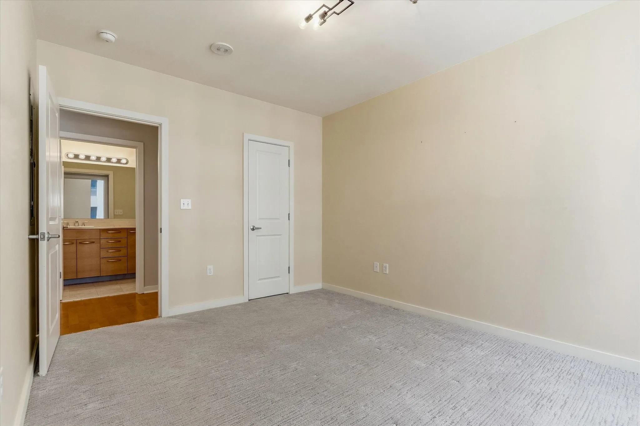 Condominium For Sale in Dallas County , 1200 Main Street 2507, Dallas, Texas 75202, 1 Bedroom, 1 Bathroom, 1 Garage spaces, 880 Sqft, built in 1974, mls#21388447, Real Estate Agent in Dallas, Homes For Sale in Dallas county, Homes For Sale in Dallas, Realtor in Dallas Texas, Real Estate Brokerage Independent Realty Texas, Luminita Cordes Realtor