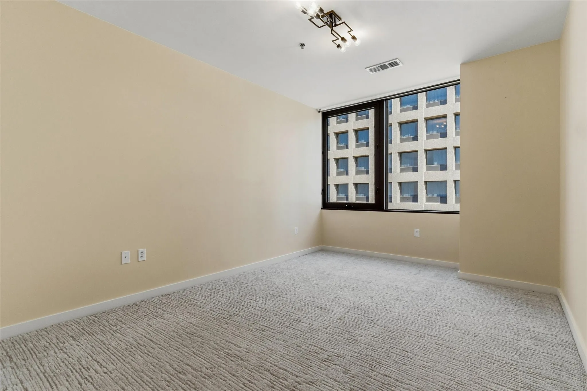 Condominium For Sale in Dallas County , 1200 Main Street 2507, Dallas, Texas 75202, 1 Bedroom, 1 Bathroom, 1 Garage spaces, 880 Sqft, built in 1974, mls#21388447, Real Estate Agent in Dallas, Homes For Sale in Dallas county, Homes For Sale in Dallas, Realtor in Dallas Texas, Real Estate Brokerage Independent Realty Texas, Luminita Cordes Realtor