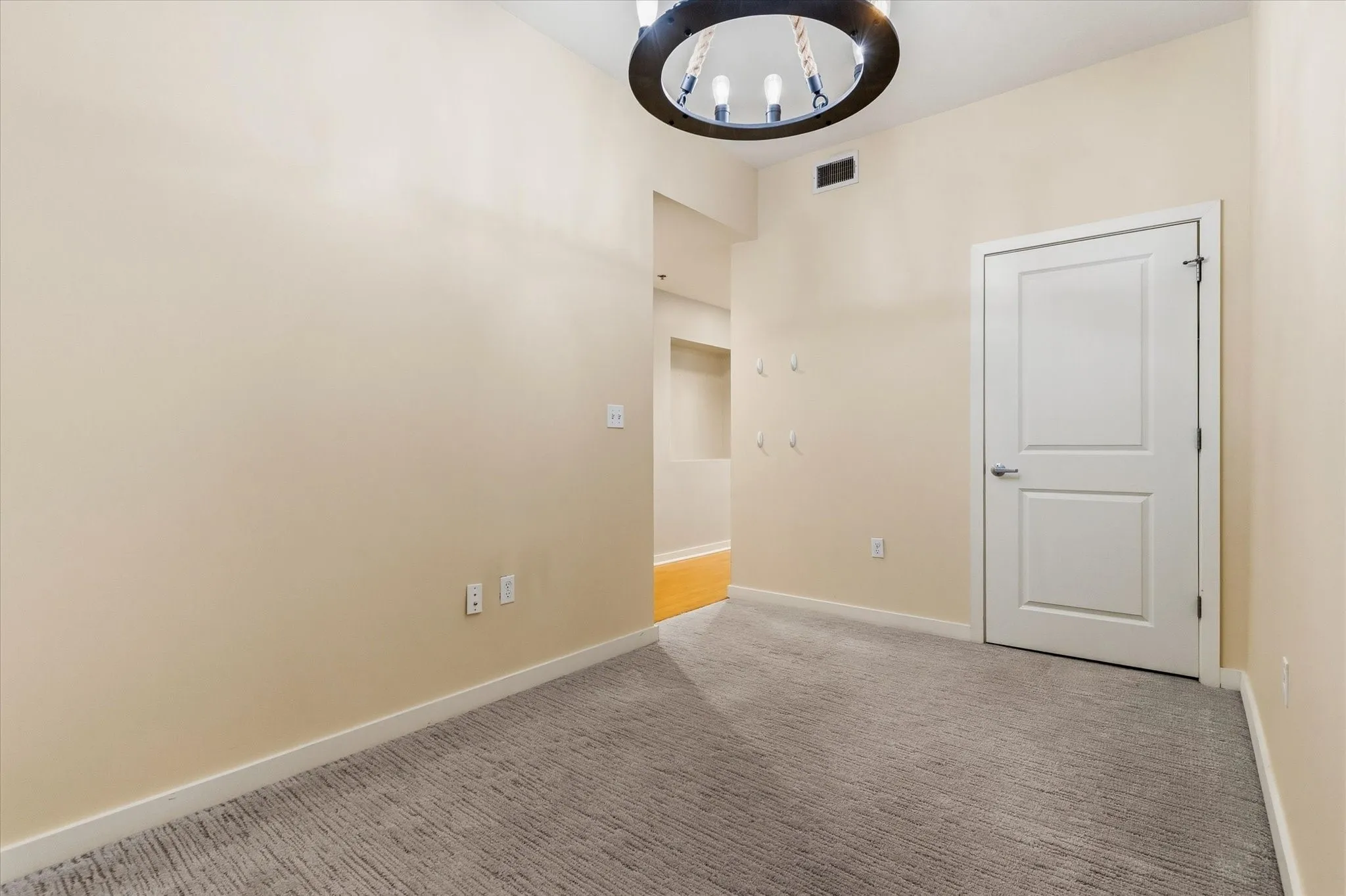 Condominium For Sale in Dallas County , 1200 Main Street 2507, Dallas, Texas 75202, 1 Bedroom, 1 Bathroom, 1 Garage spaces, 880 Sqft, built in 1974, mls#21388447, Real Estate Agent in Dallas, Homes For Sale in Dallas county, Homes For Sale in Dallas, Realtor in Dallas Texas, Real Estate Brokerage Independent Realty Texas, Luminita Cordes Realtor
