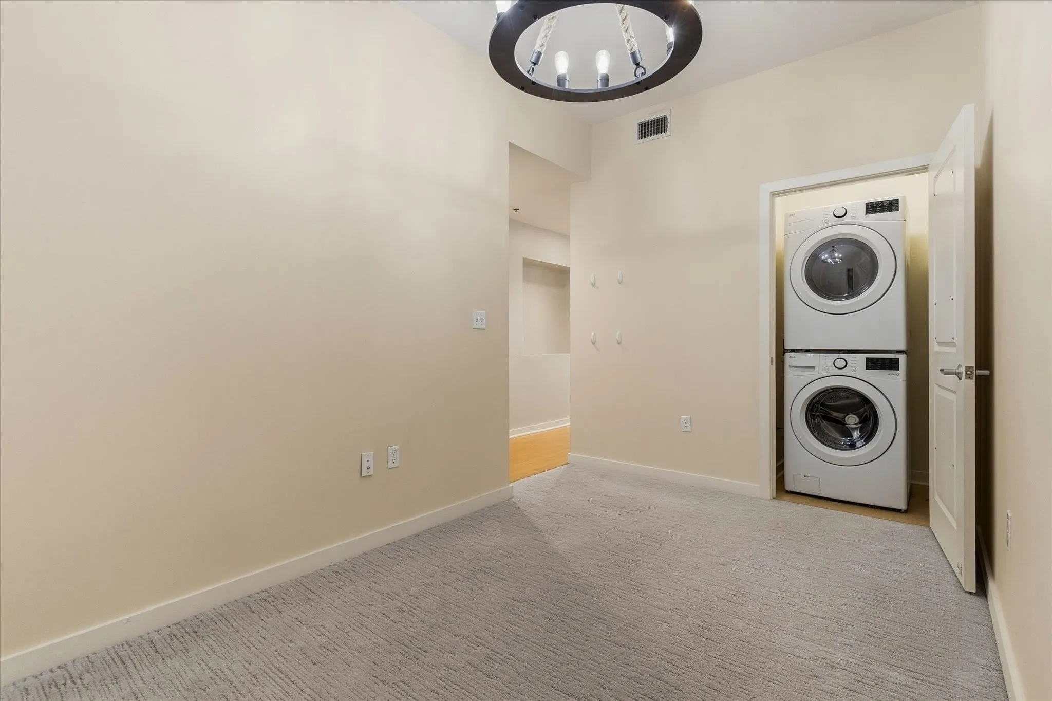 Condominium For Sale in Dallas County , 1200 Main Street 2507, Dallas, Texas 75202, 1 Bedroom, 1 Bathroom, 1 Garage spaces, 880 Sqft, built in 1974, mls#21388447, Real Estate Agent in Dallas, Homes For Sale in Dallas county, Homes For Sale in Dallas, Realtor in Dallas Texas, Real Estate Brokerage Independent Realty Texas, Luminita Cordes Realtor
