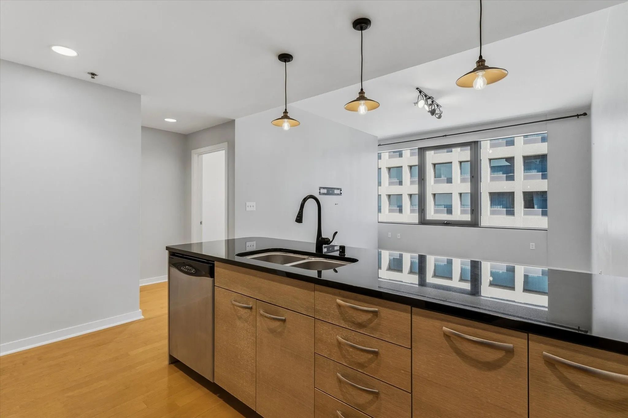 Condominium For Sale in Dallas County , 1200 Main Street 2507, Dallas, Texas 75202, 1 Bedroom, 1 Bathroom, 1 Garage spaces, 880 Sqft, built in 1974, mls#21388447, Real Estate Agent in Dallas, Homes For Sale in Dallas county, Homes For Sale in Dallas, Realtor in Dallas Texas, Real Estate Brokerage Independent Realty Texas, Luminita Cordes Realtor